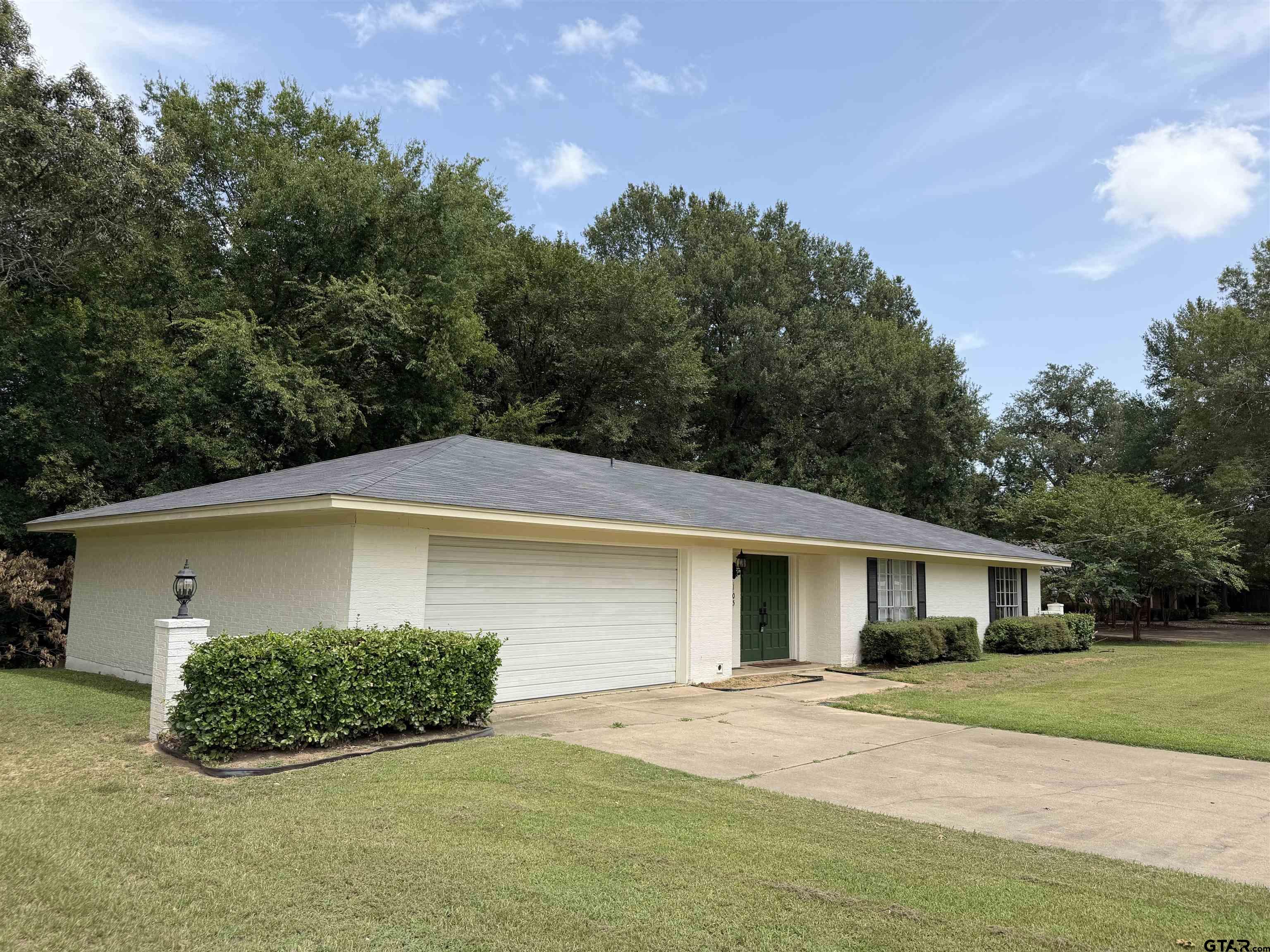 105 Kent Dr Property Photo 1