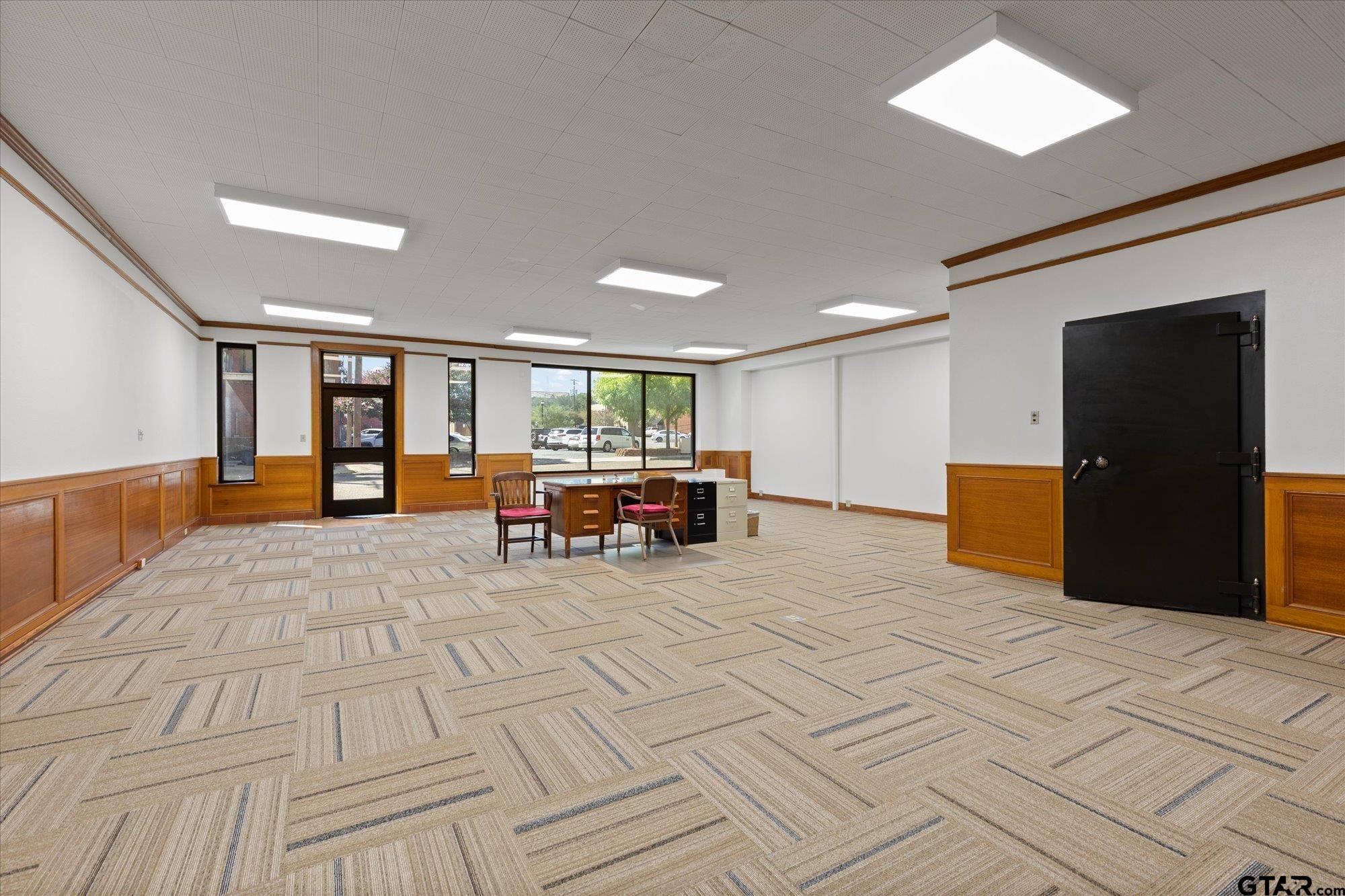 107 W Rusk Property Photo 3