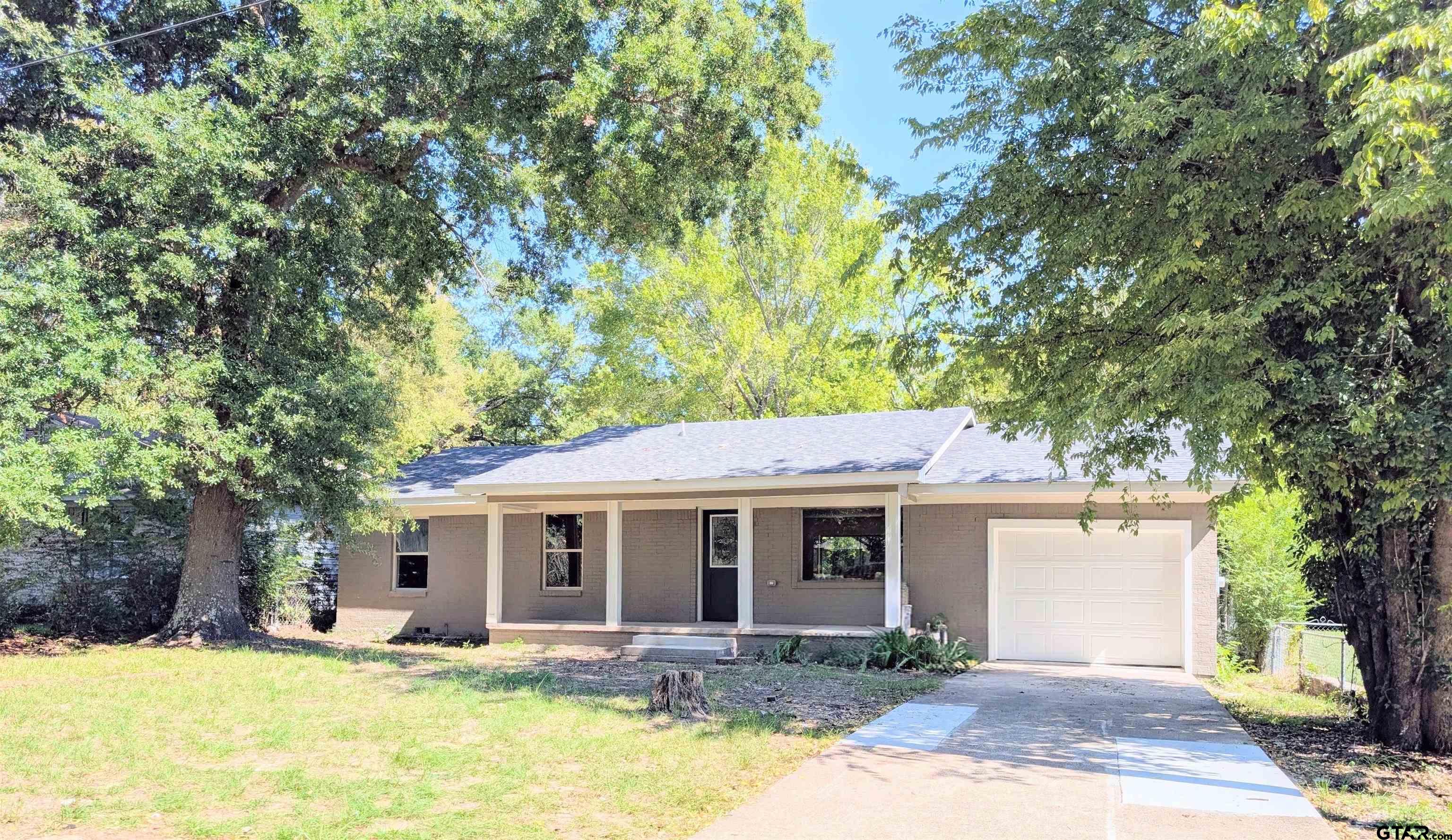 3208 Palestine St Property Photo 1