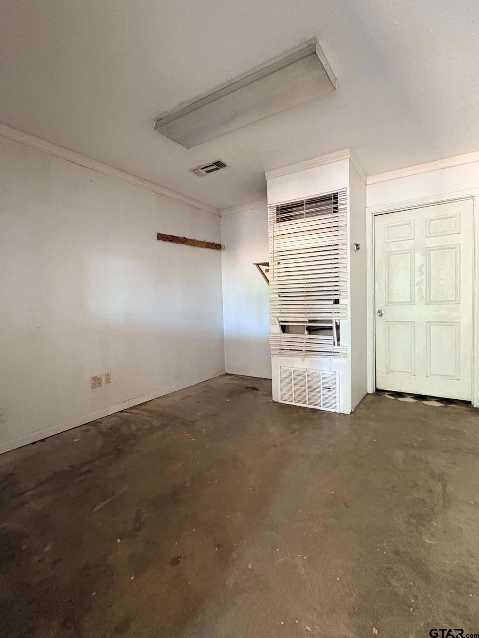 415 E 16th Property Photo 15