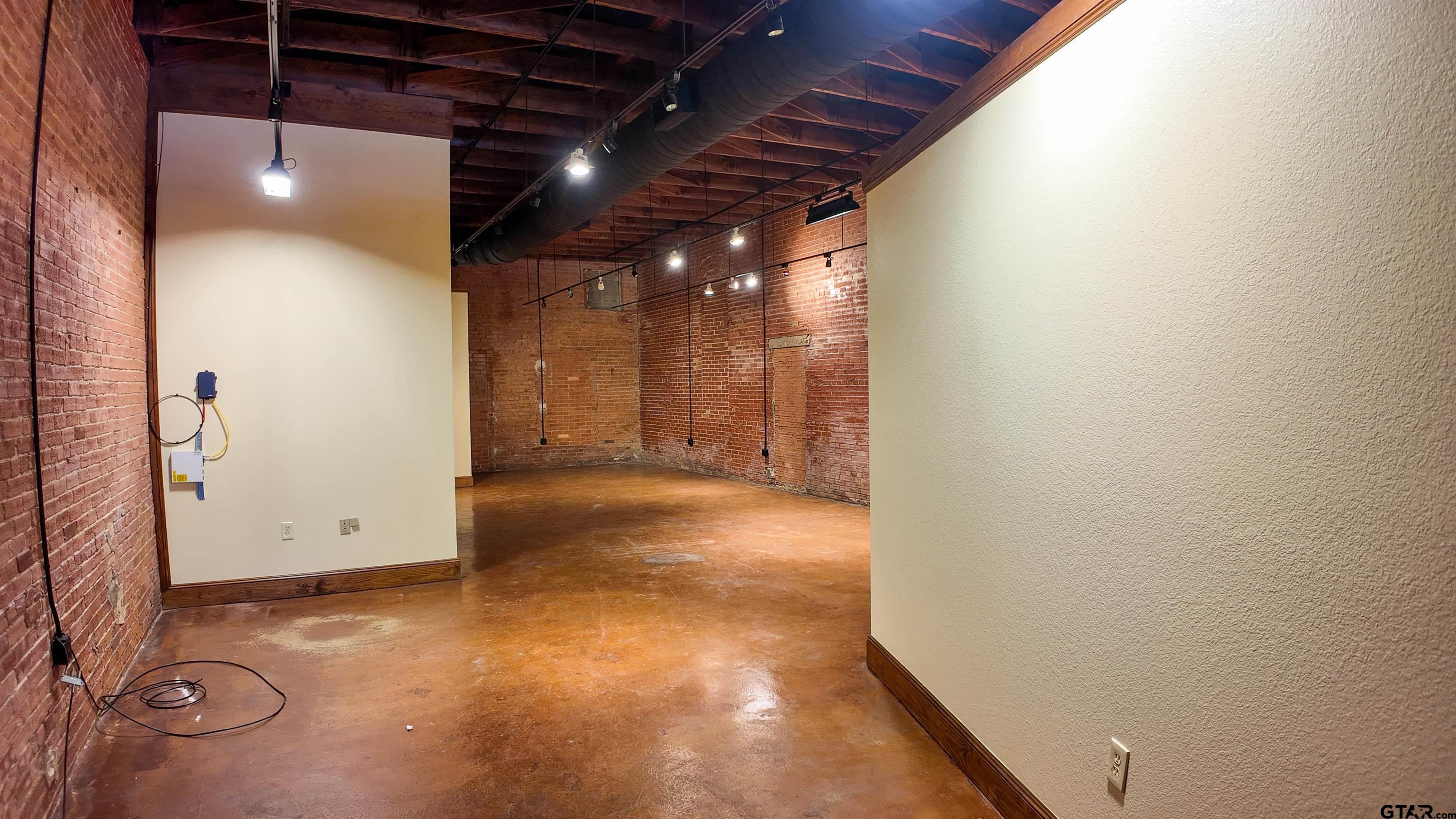110 N Houston Property Photo 5