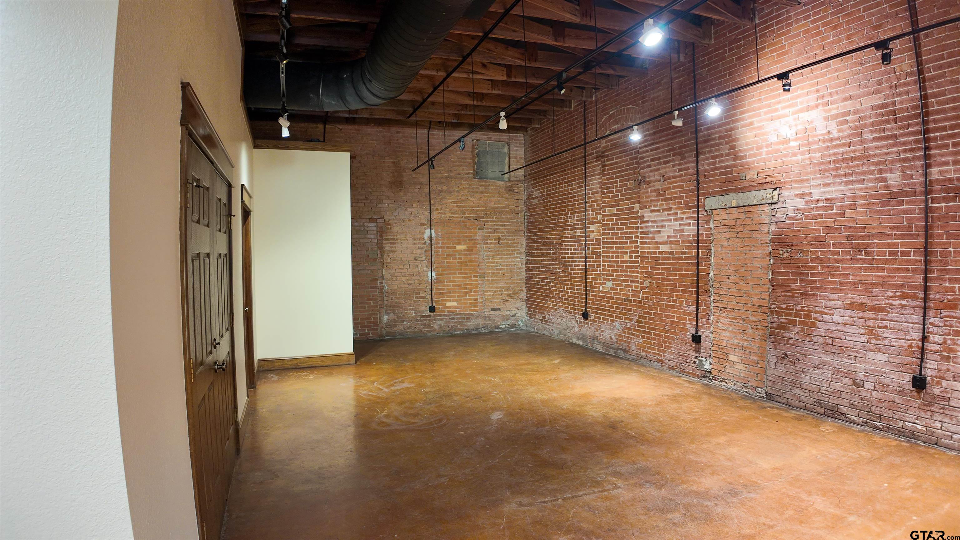 110 N Houston Property Photo 7