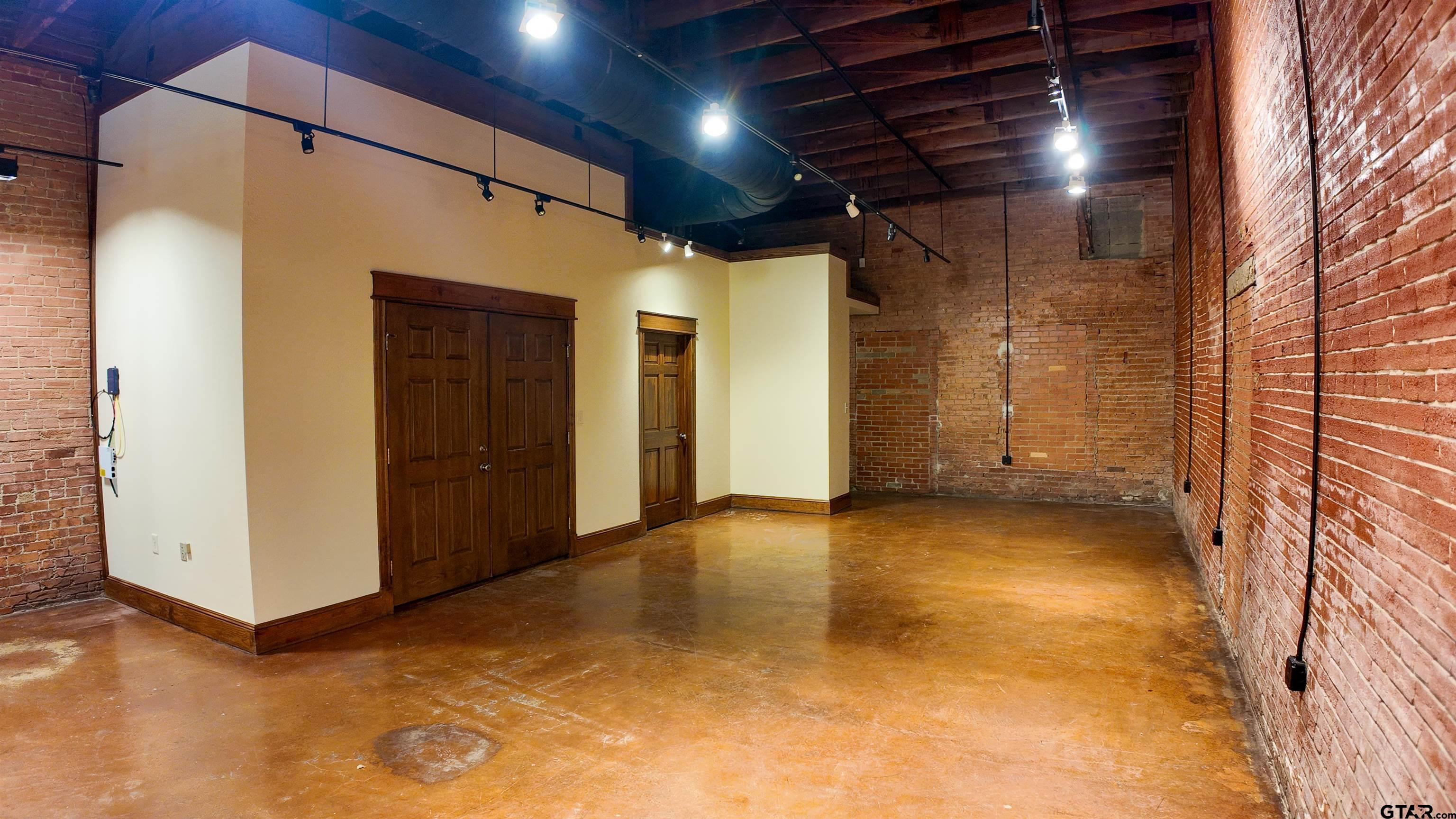 110 N Houston Property Photo 8