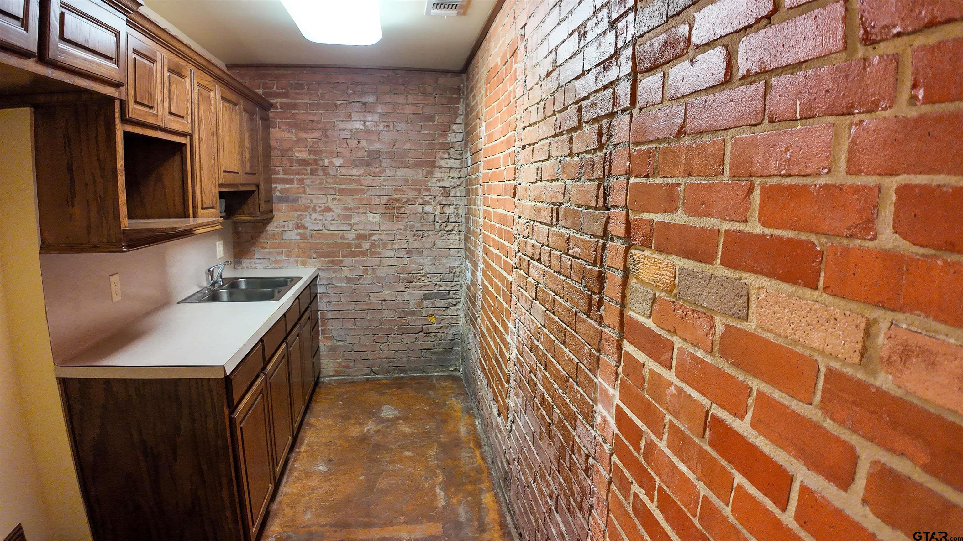 110 N Houston Property Photo 11