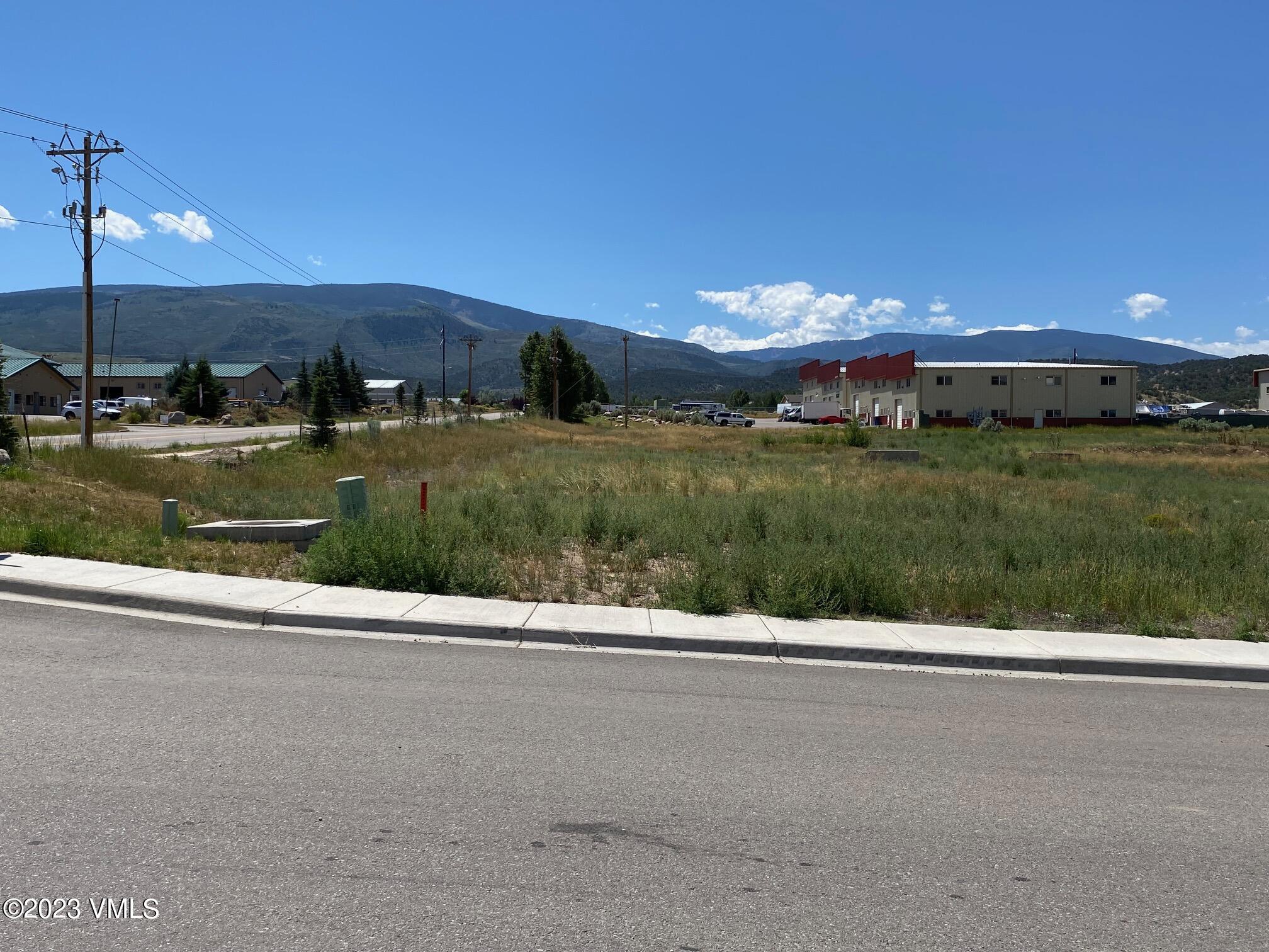 405-425 Plane Street Property Photo