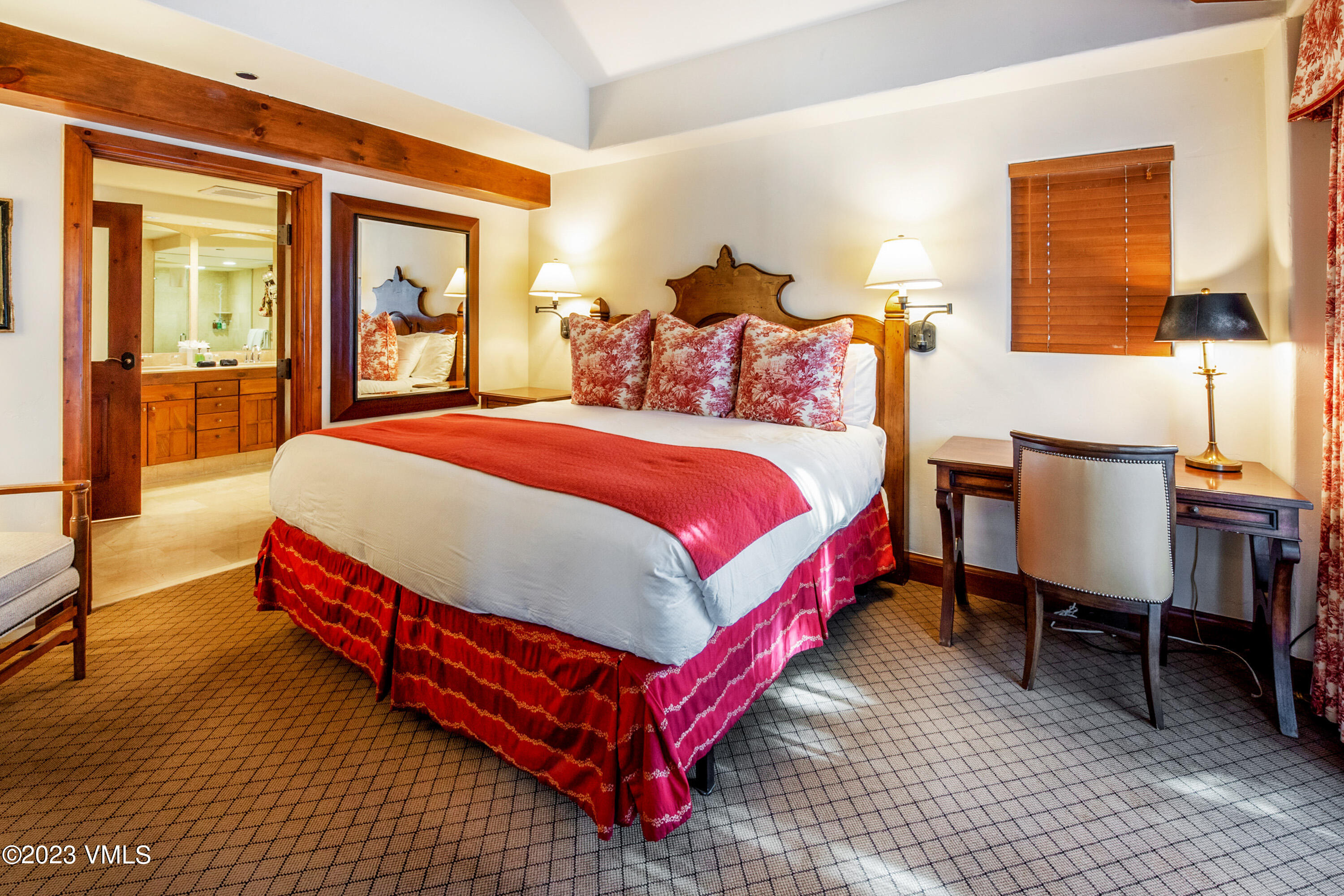 242 E Meadow Drive, 201-6 Property Photo 9