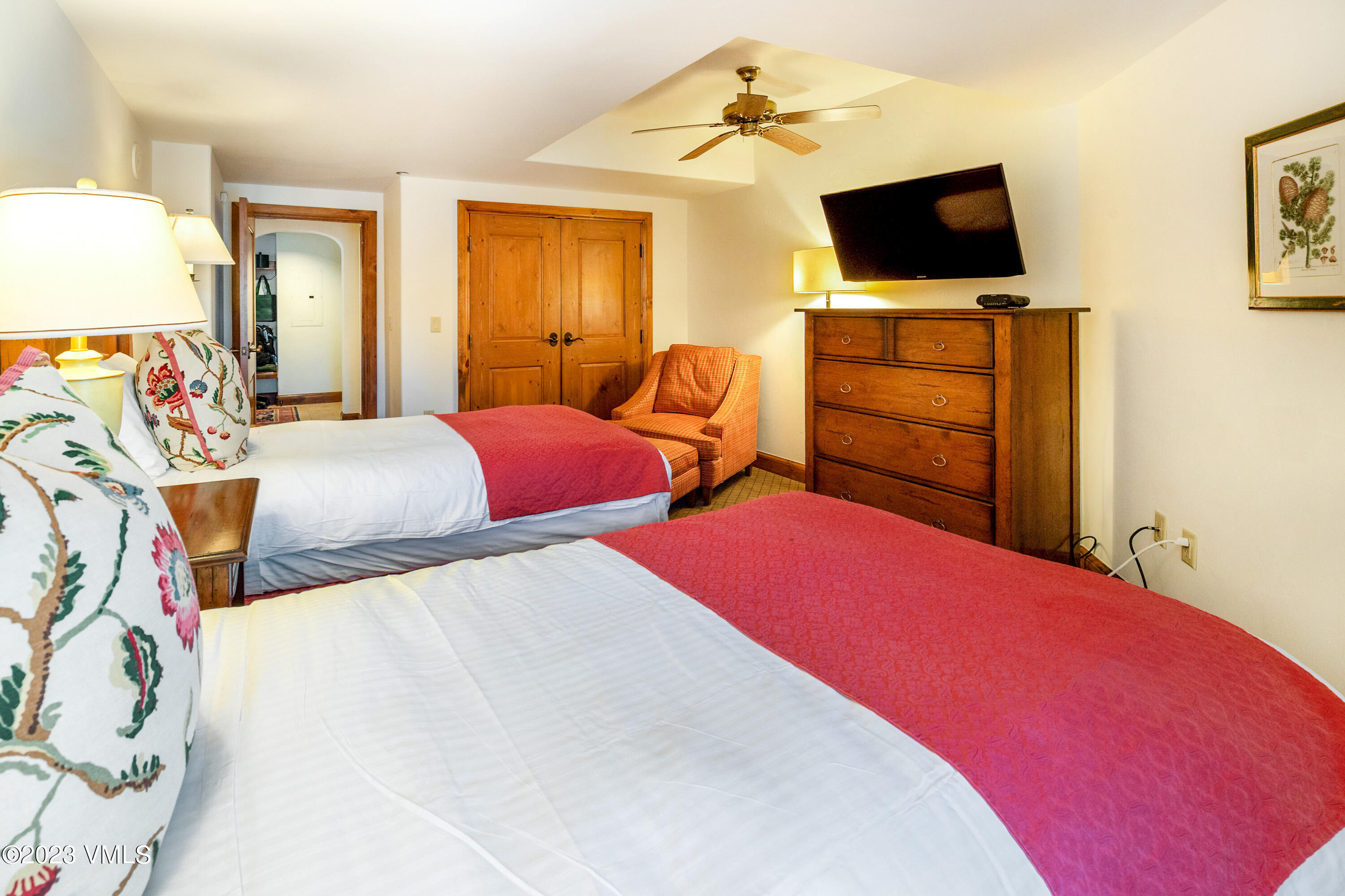 242 E Meadow Drive, 201-6 Property Photo 11