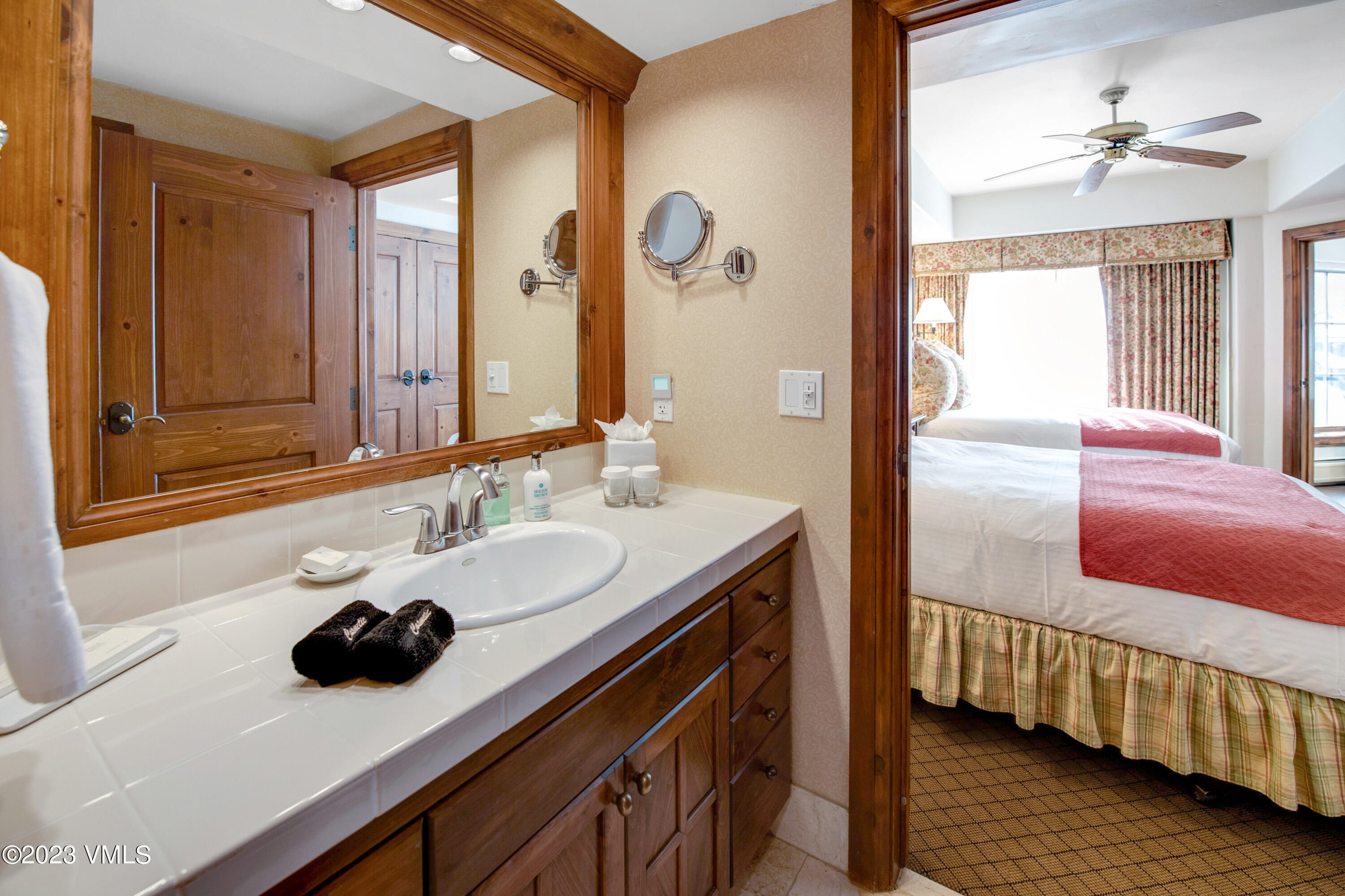 242 E Meadow Drive, 201-6 Property Photo 20