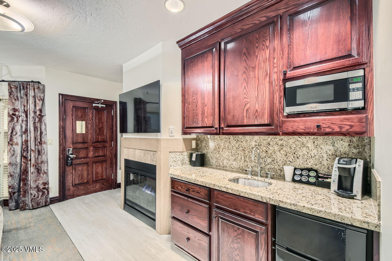26 Avondale Lane, 103-h Property Photo 2