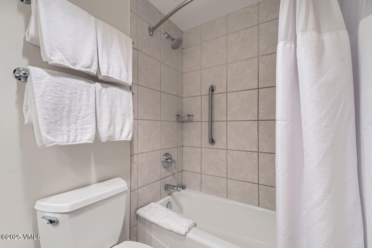 26 Avondale Lane, 103-h Property Photo 7
