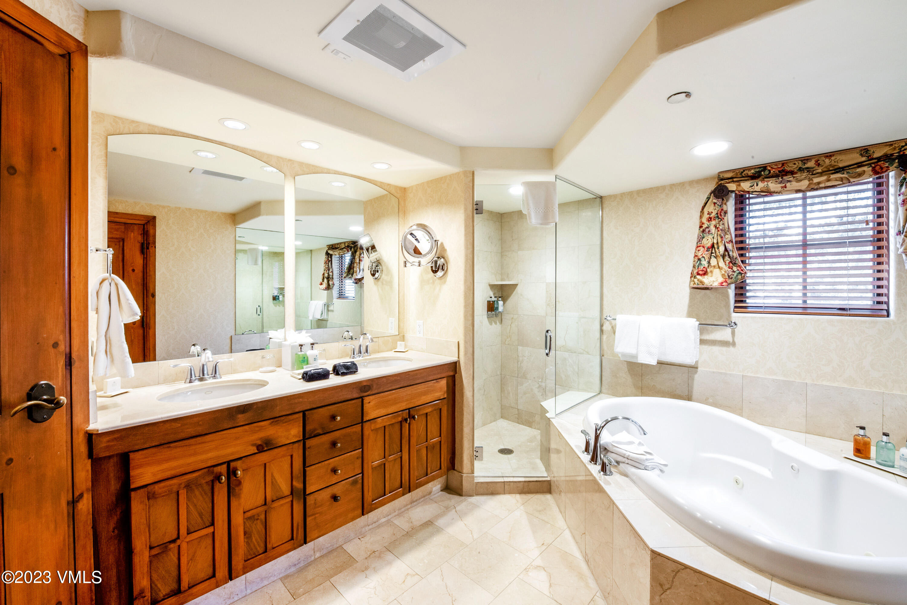 242 E Meadow Drive, 201-5 Property Photo 10