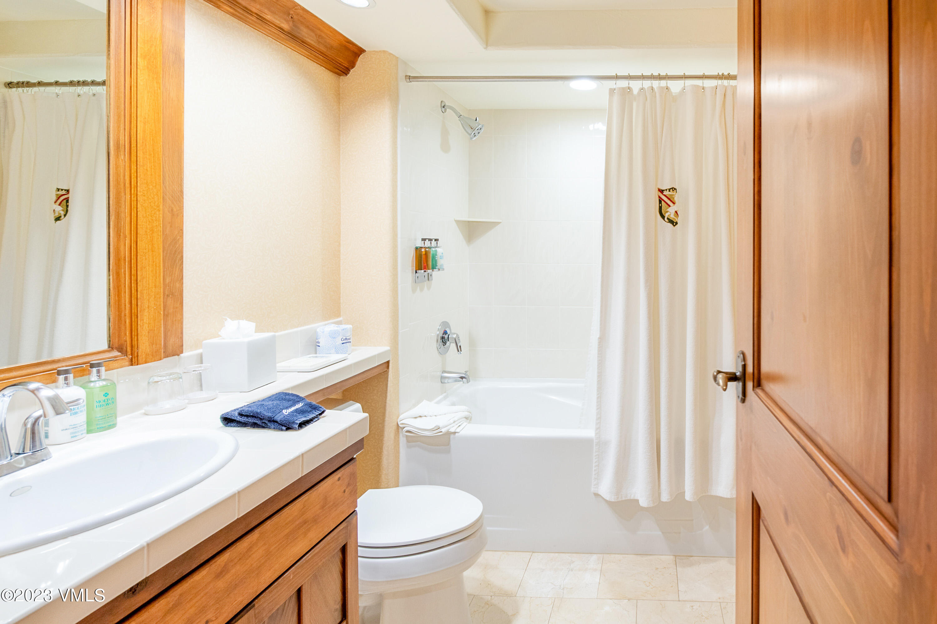 242 E Meadow Drive, 201-5 Property Photo 12