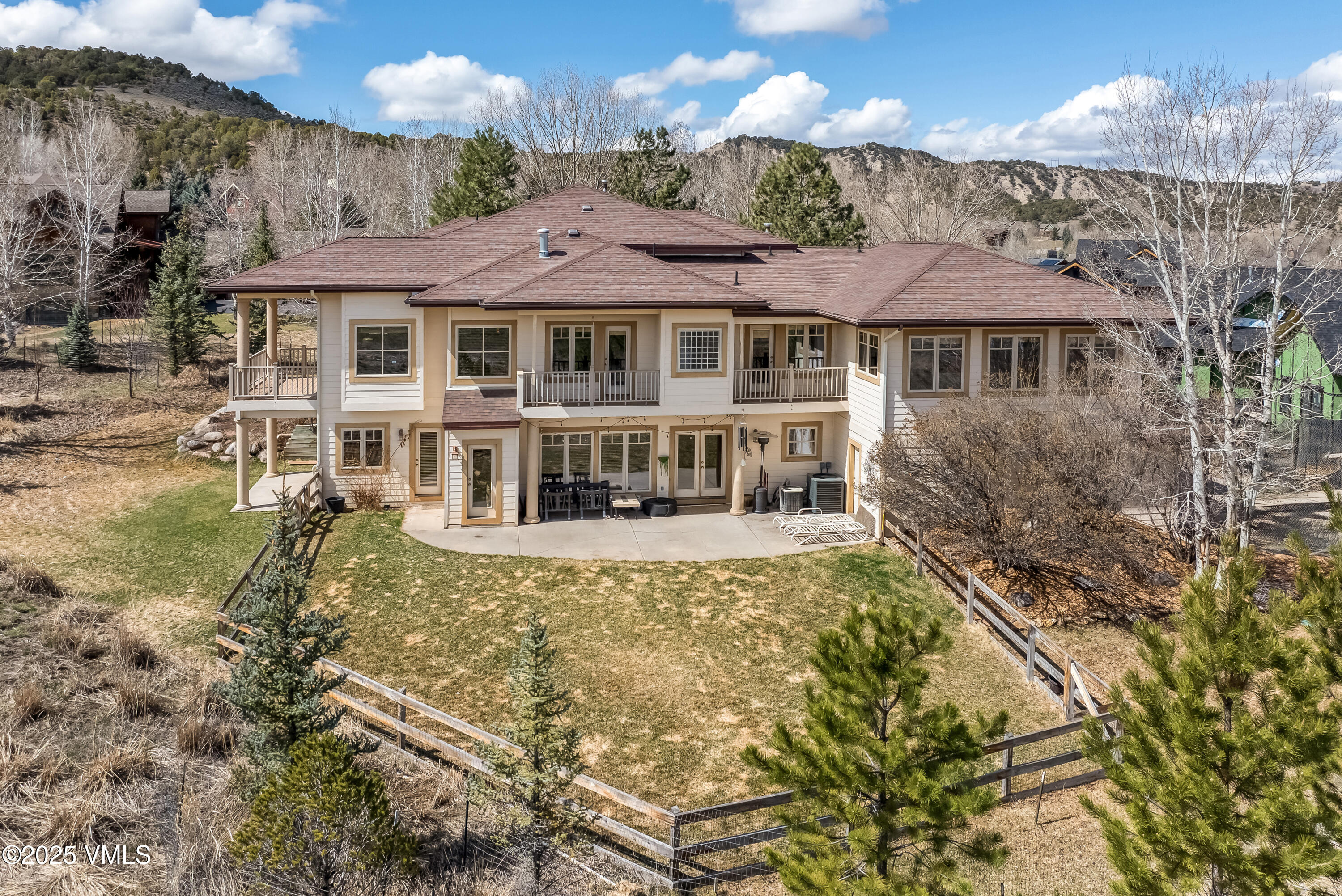111 E Double Hitch Drive Property Photo 2
