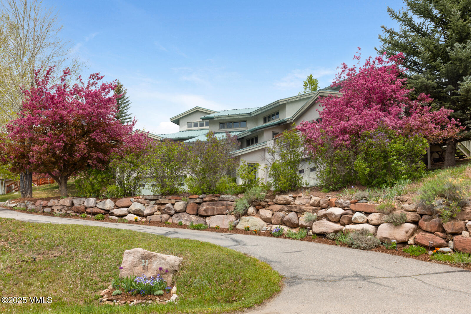 21 Hackamore Road W Property Photo 1