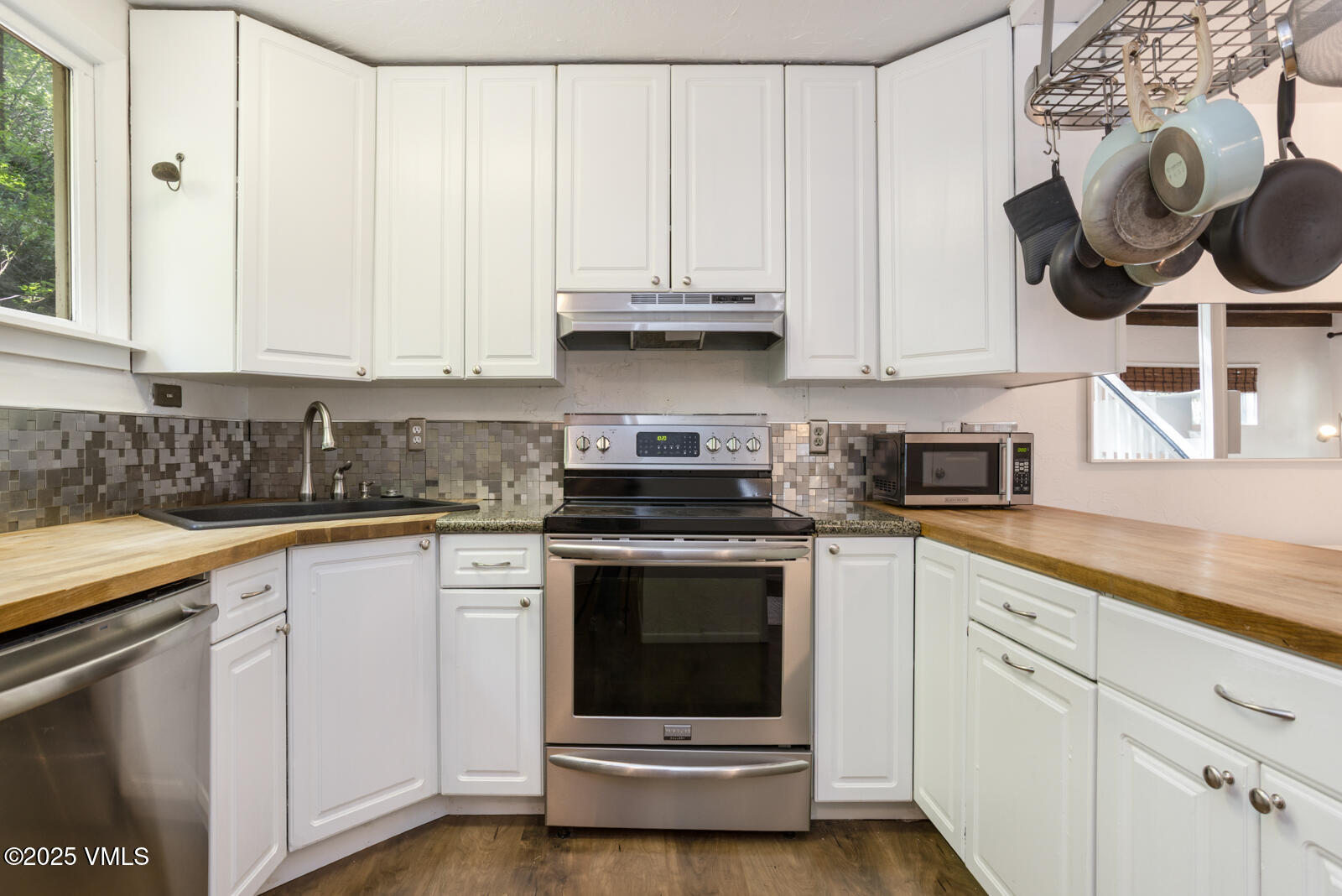2932 Bellflower Drive, B Property Photo 12