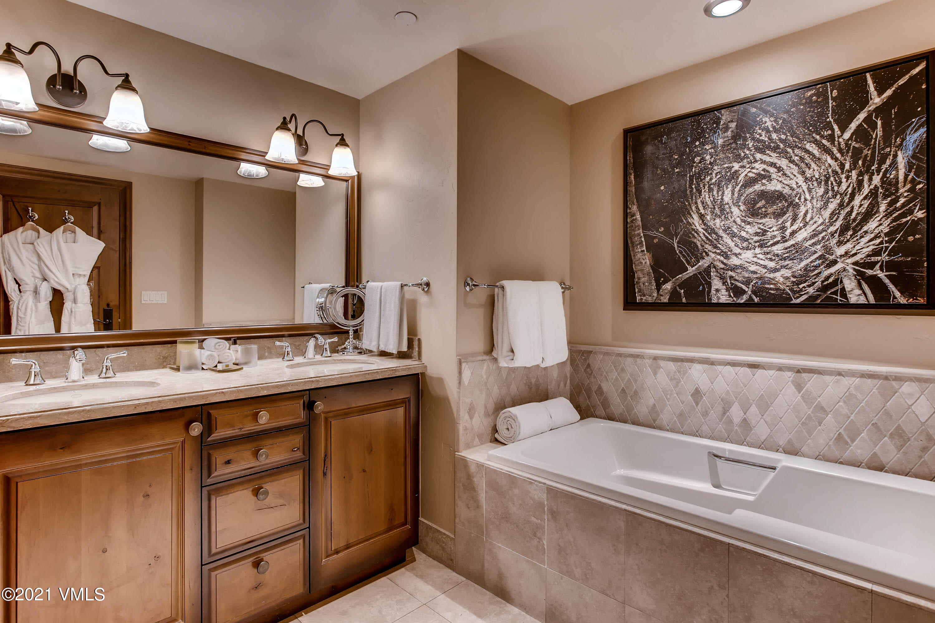 100 E Thomas 4053-52 Property Photo 9