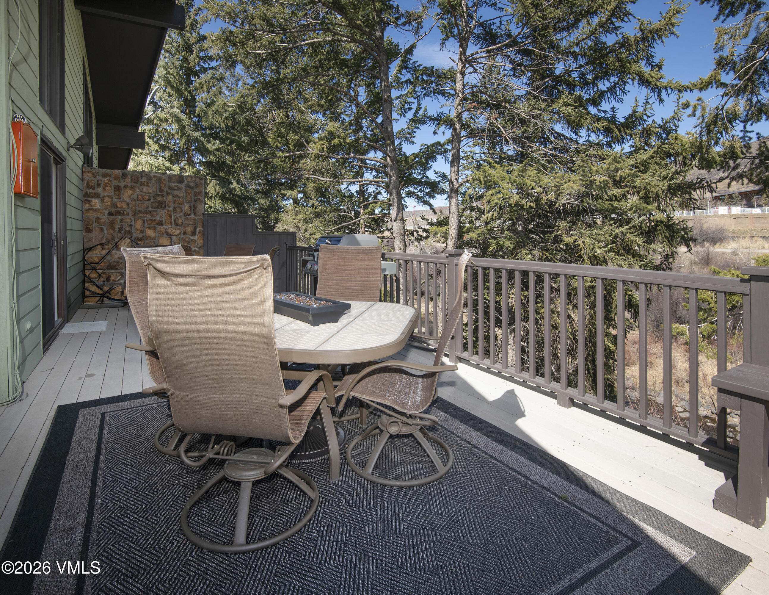 57 E Riverside Road Property Photo 4