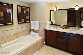 100 E Thomas 4055-13 Property Photo 9