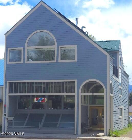 120 E 3rd Street Property Photo 4