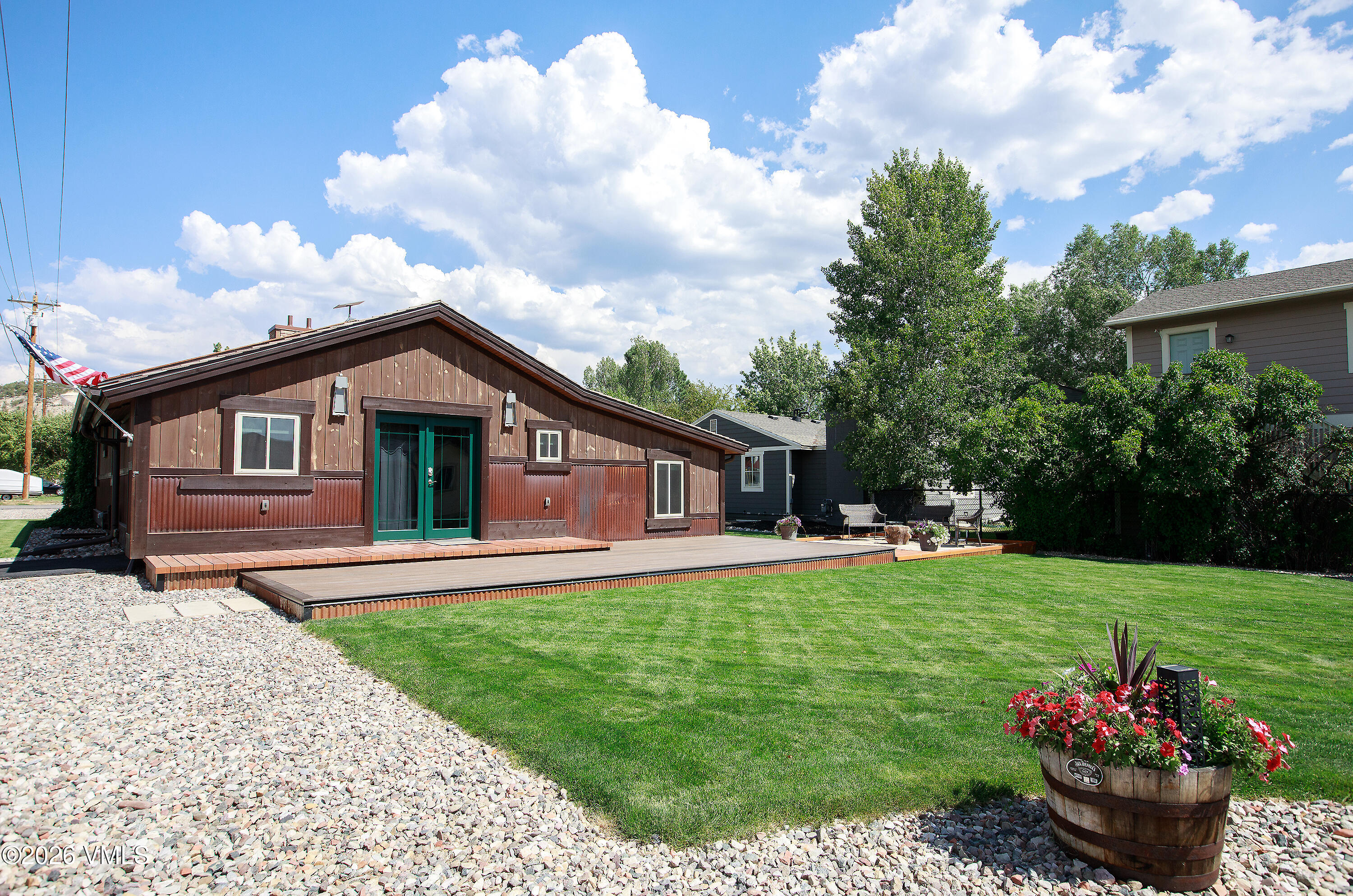 605 McIntire Street Property Photo 1