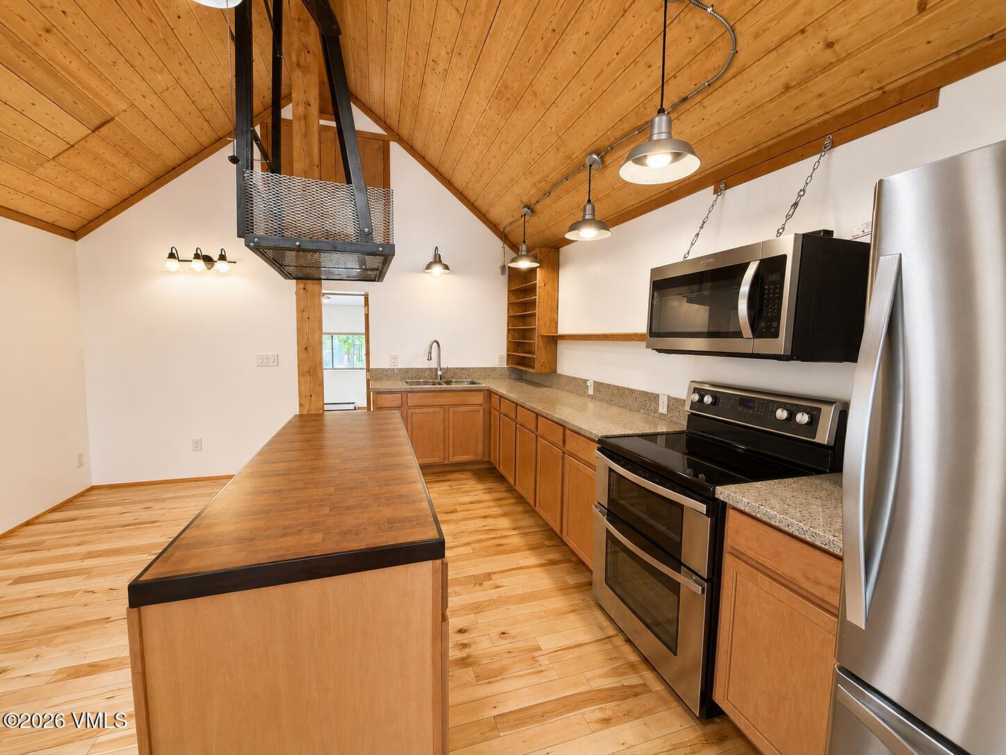 425 Howard Street Property Photo 8