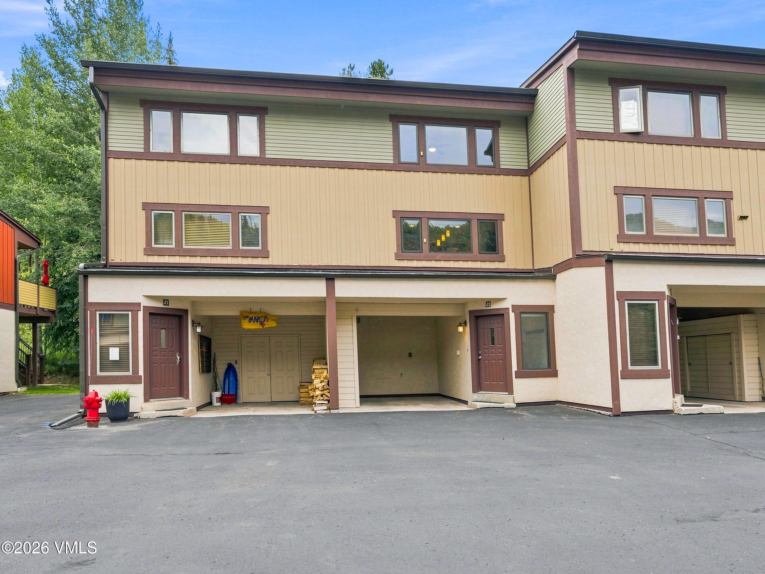 2550 Kinnikinnick Unit J2 Property Photo 2