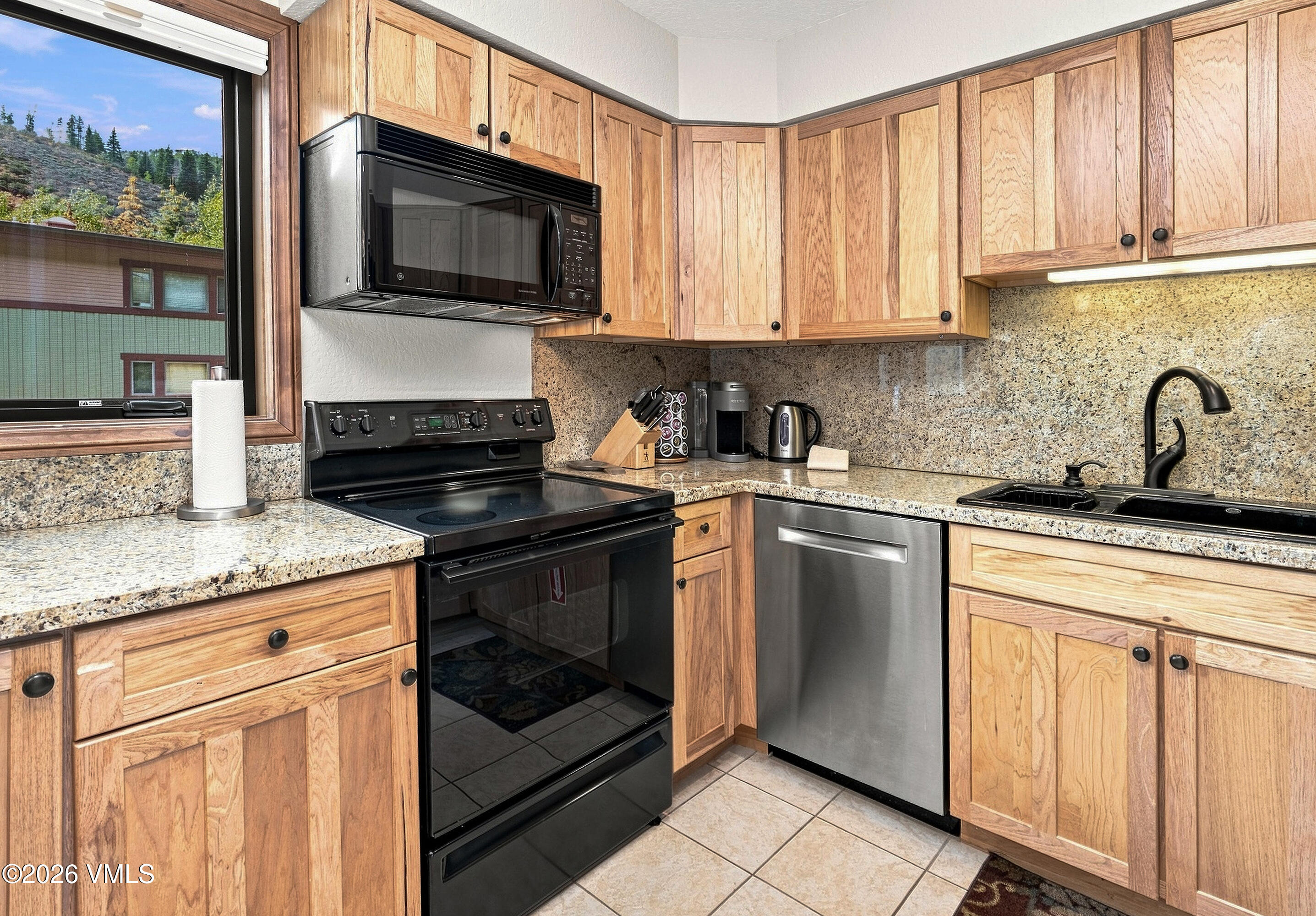 2550 Kinnikinnick Unit J2 Property Photo 11