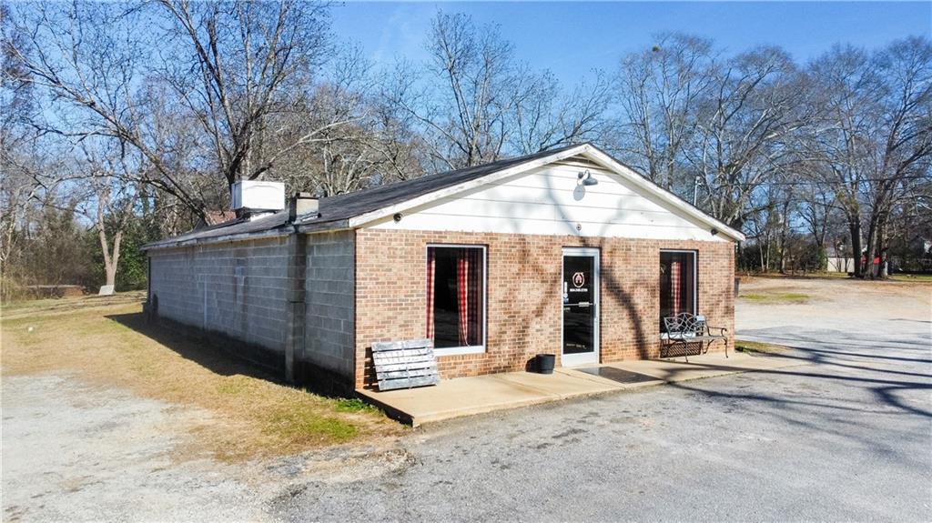 302 W Broad St Property Photo 1