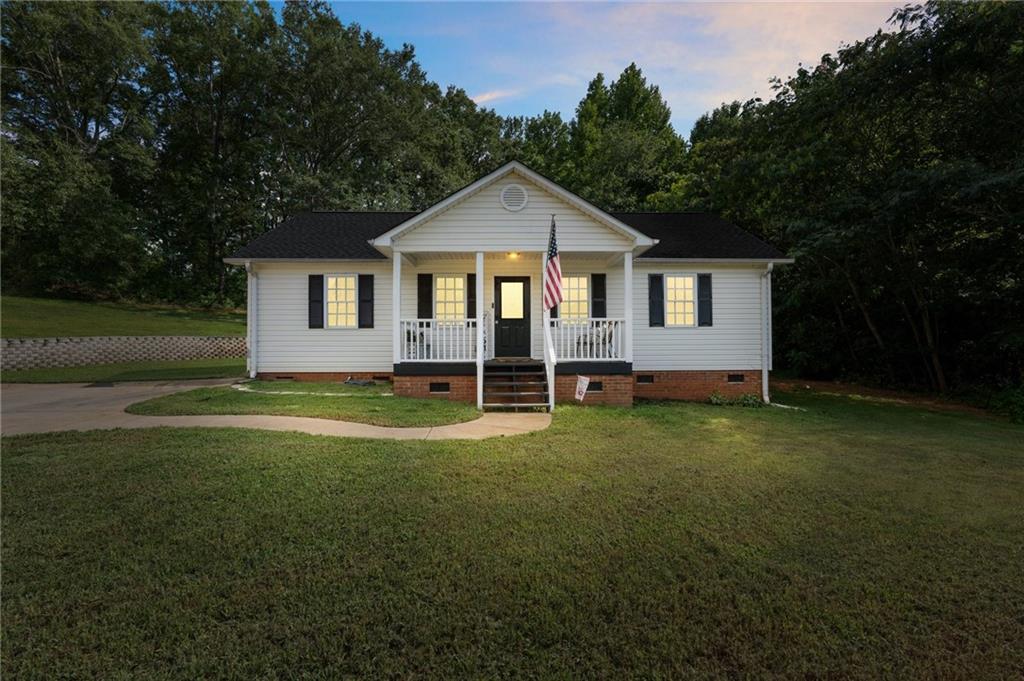 102 Homeland Rd Property Photo 1