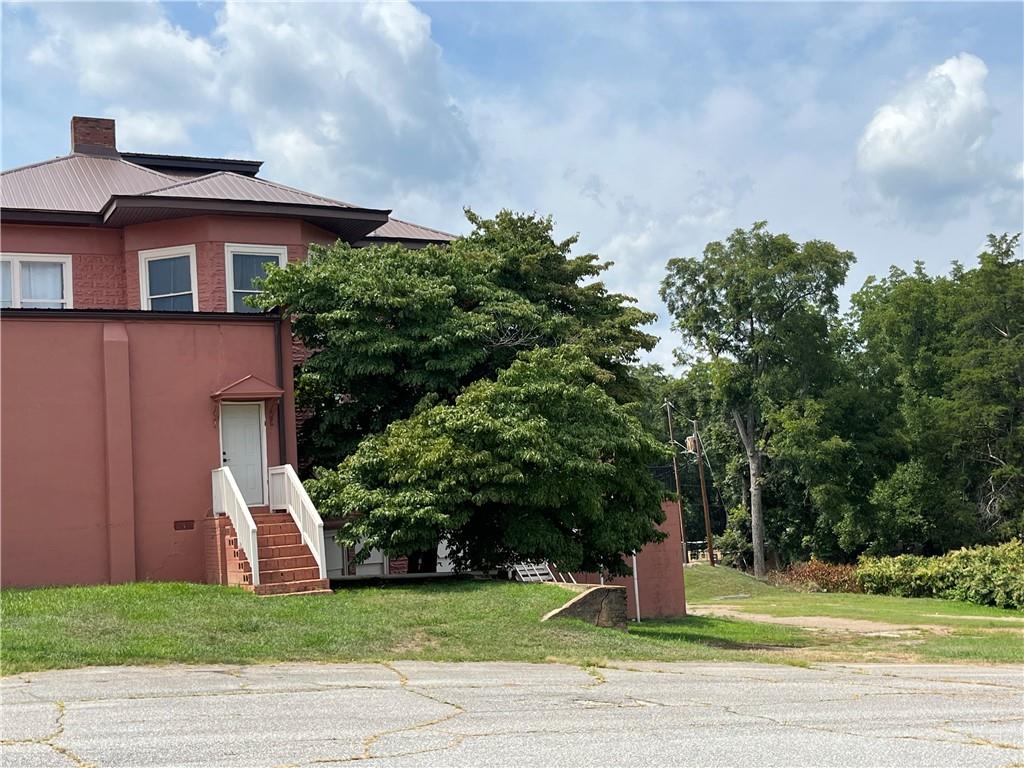 112 W Main St Property Photo 19