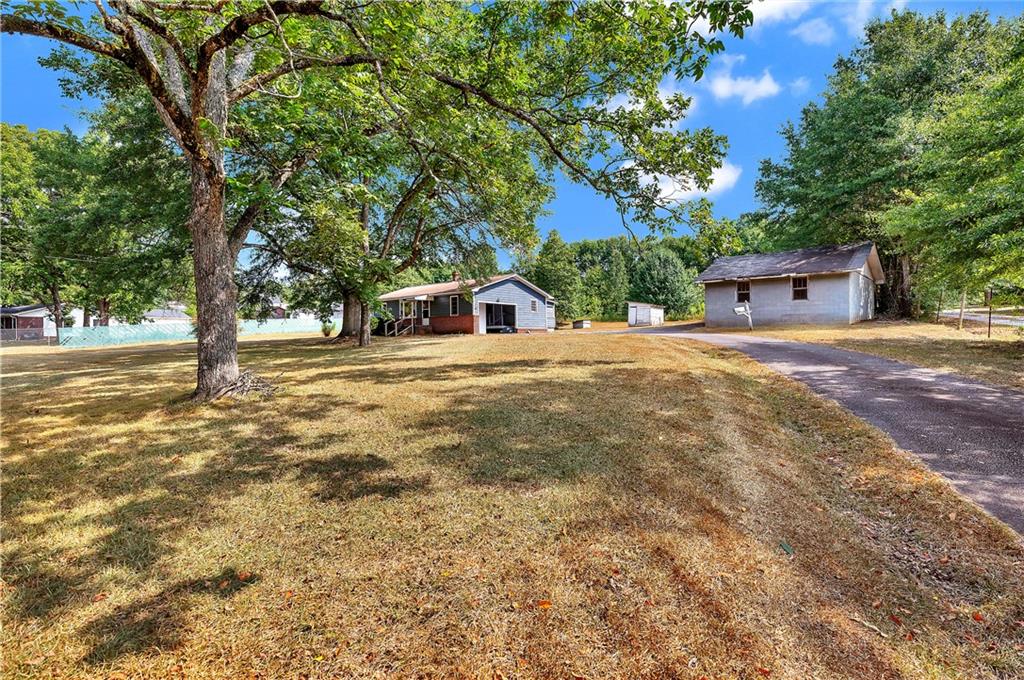567 Mauldin Lake Rd Property Photo 1