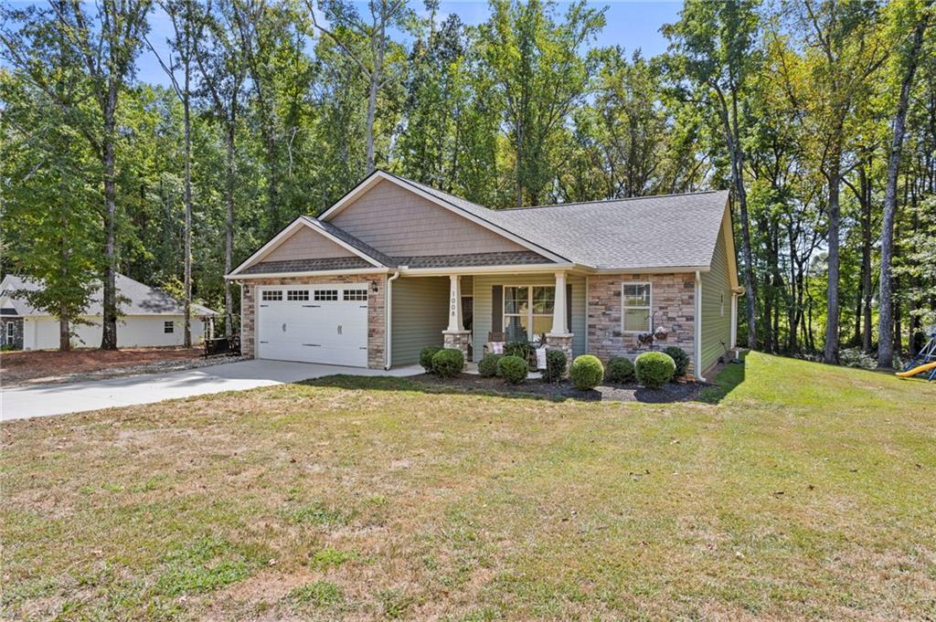 1008 Saluda Dr Property Photo 1