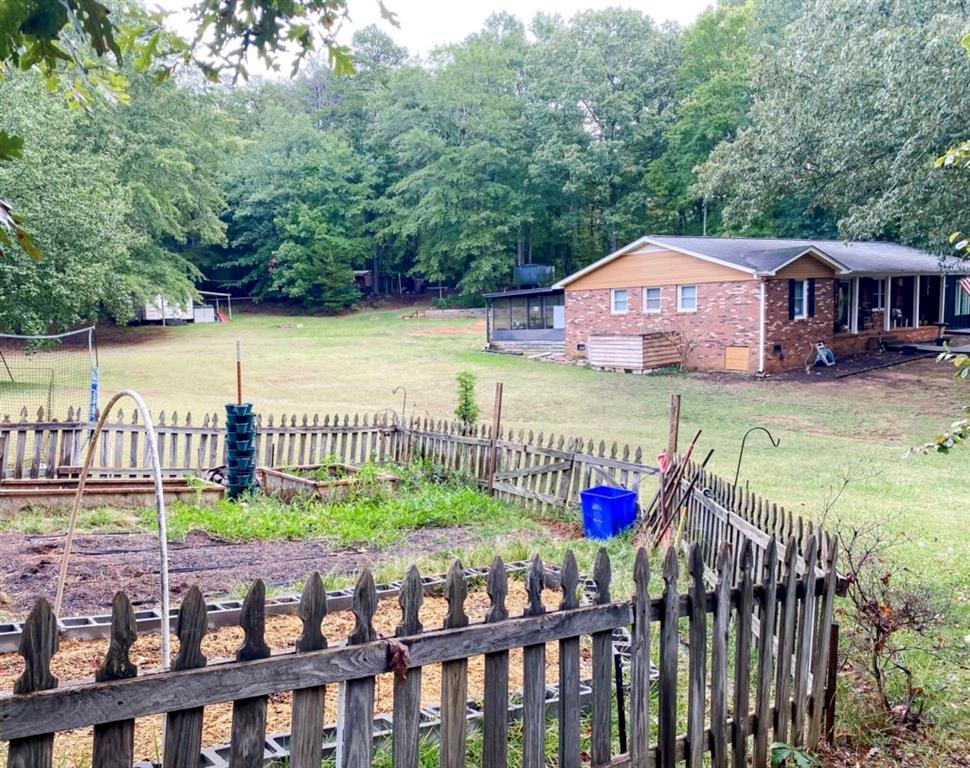 201 Larkwood Rd Property Photo 4