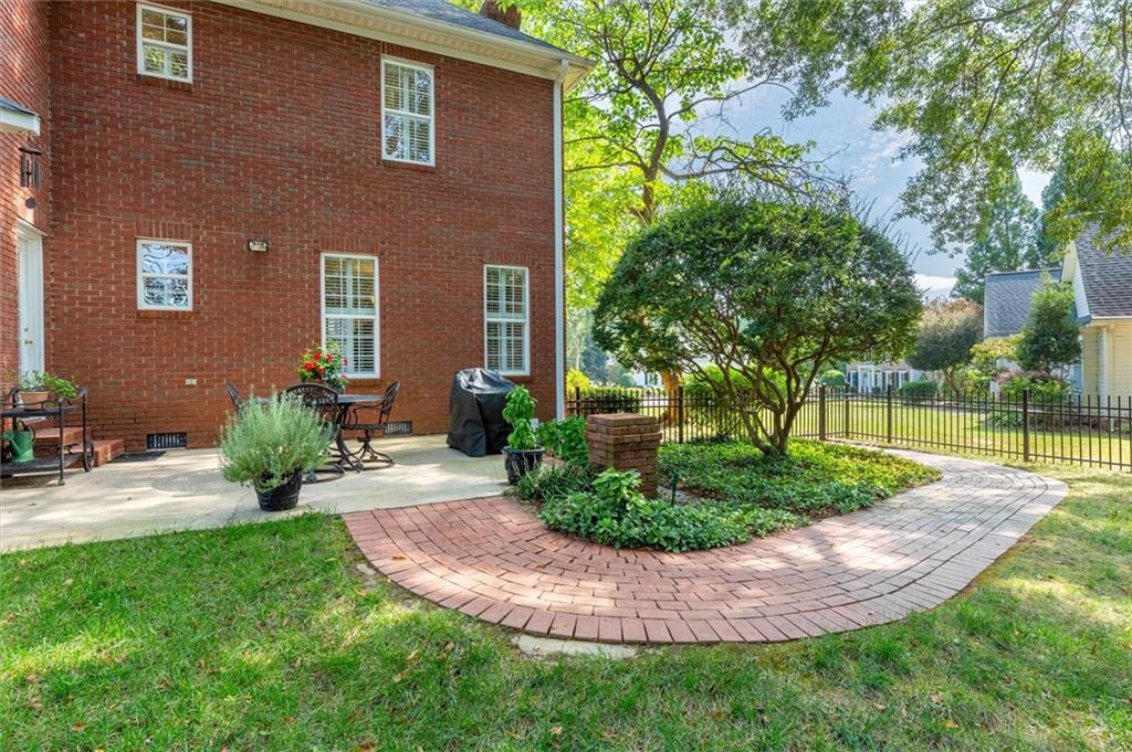 106 Lockmere Ct Property Photo 8