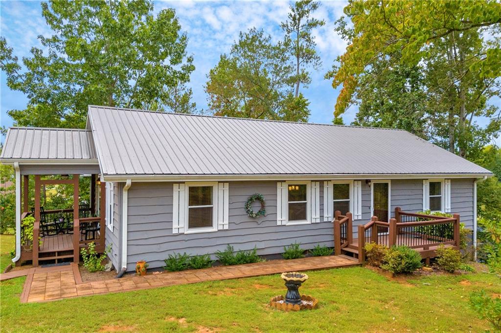 1009 Hillsborough Dr Property Photo 1