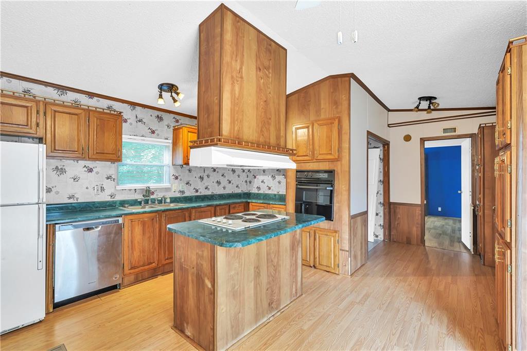355 Honeysuckle Rd Property Photo 12