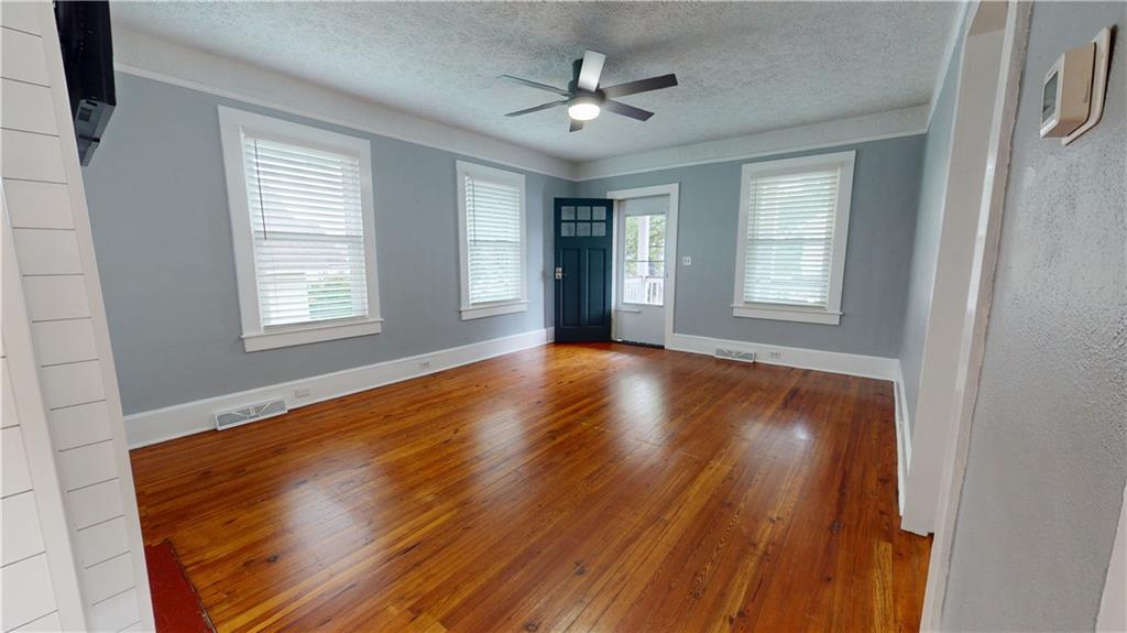 12 Iselin St Property Photo 6