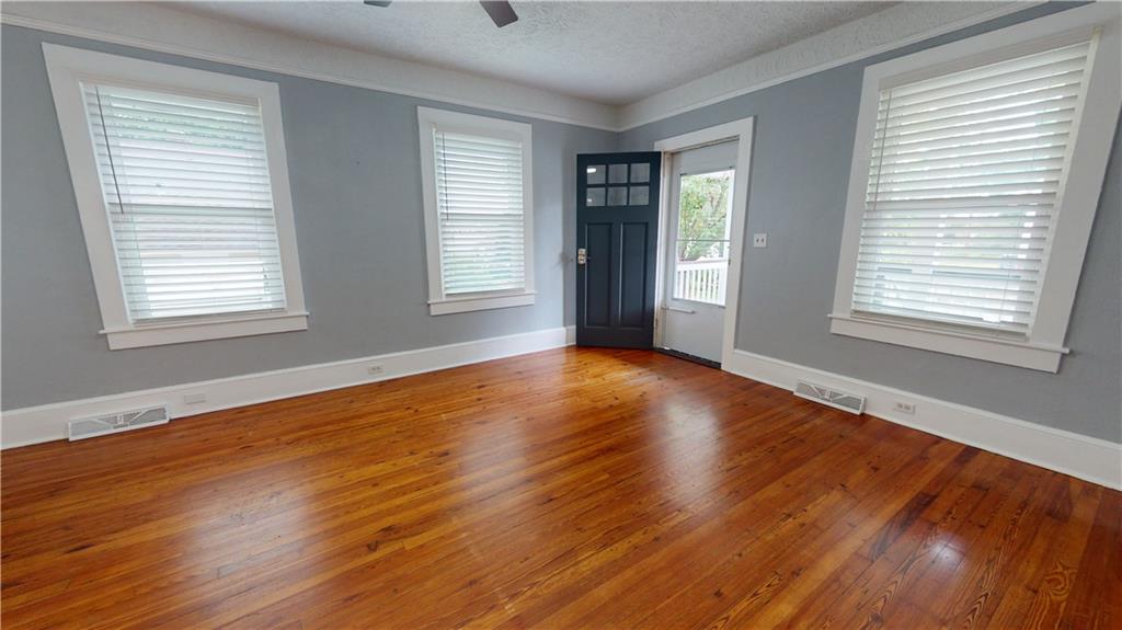 12 Iselin St Property Photo 7