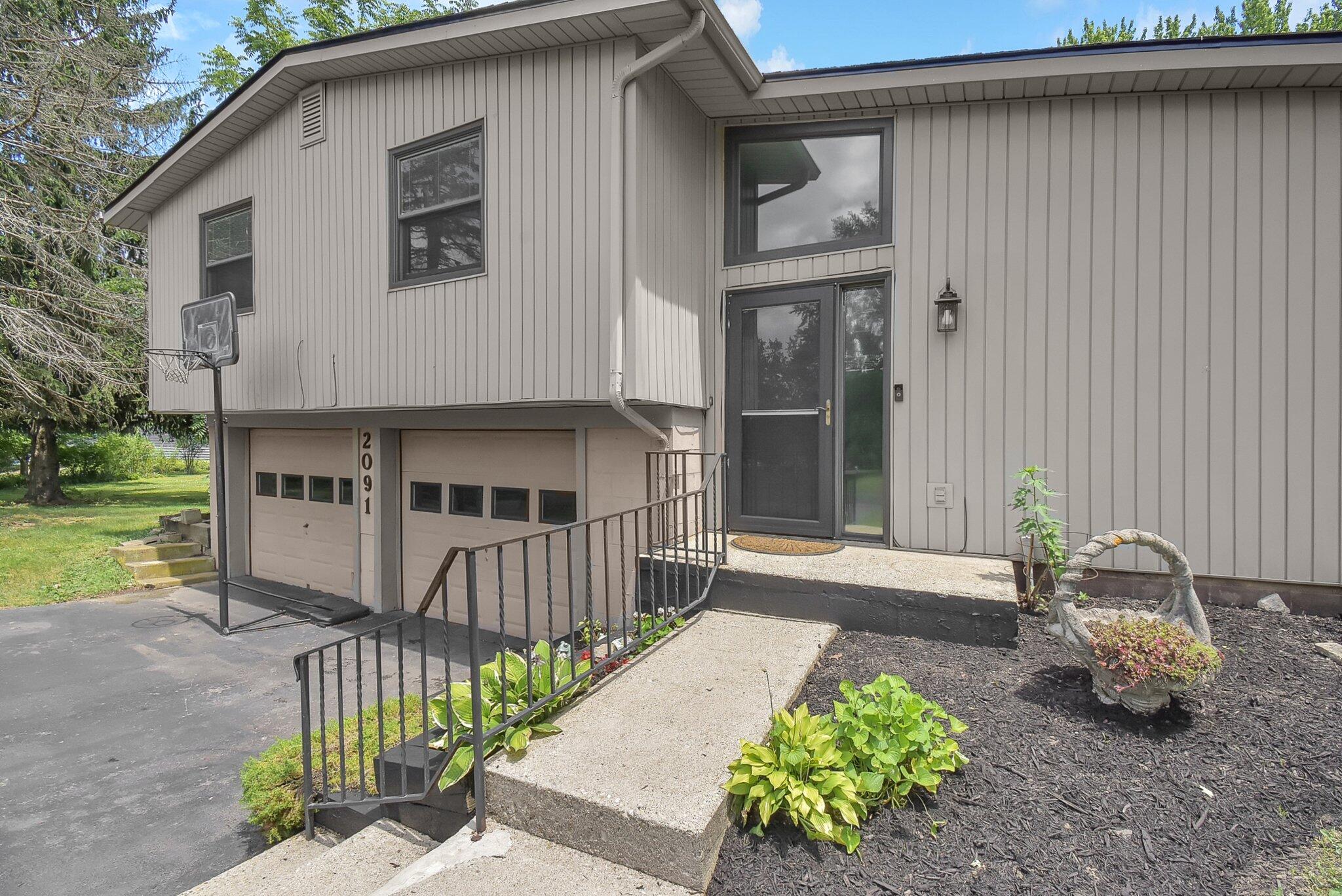 2091 Huron Property Photo 1