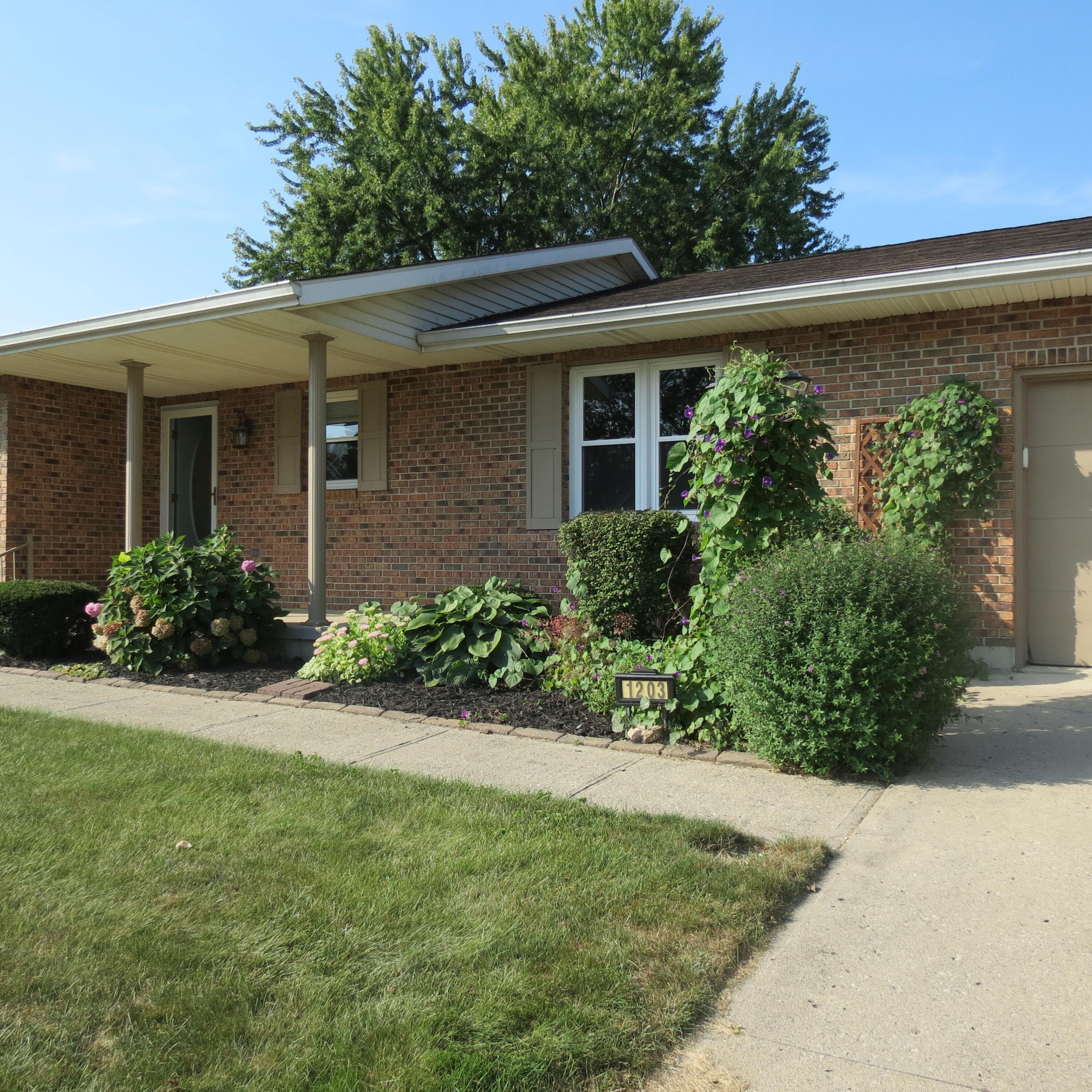 1203 Colonial Property Photo 3