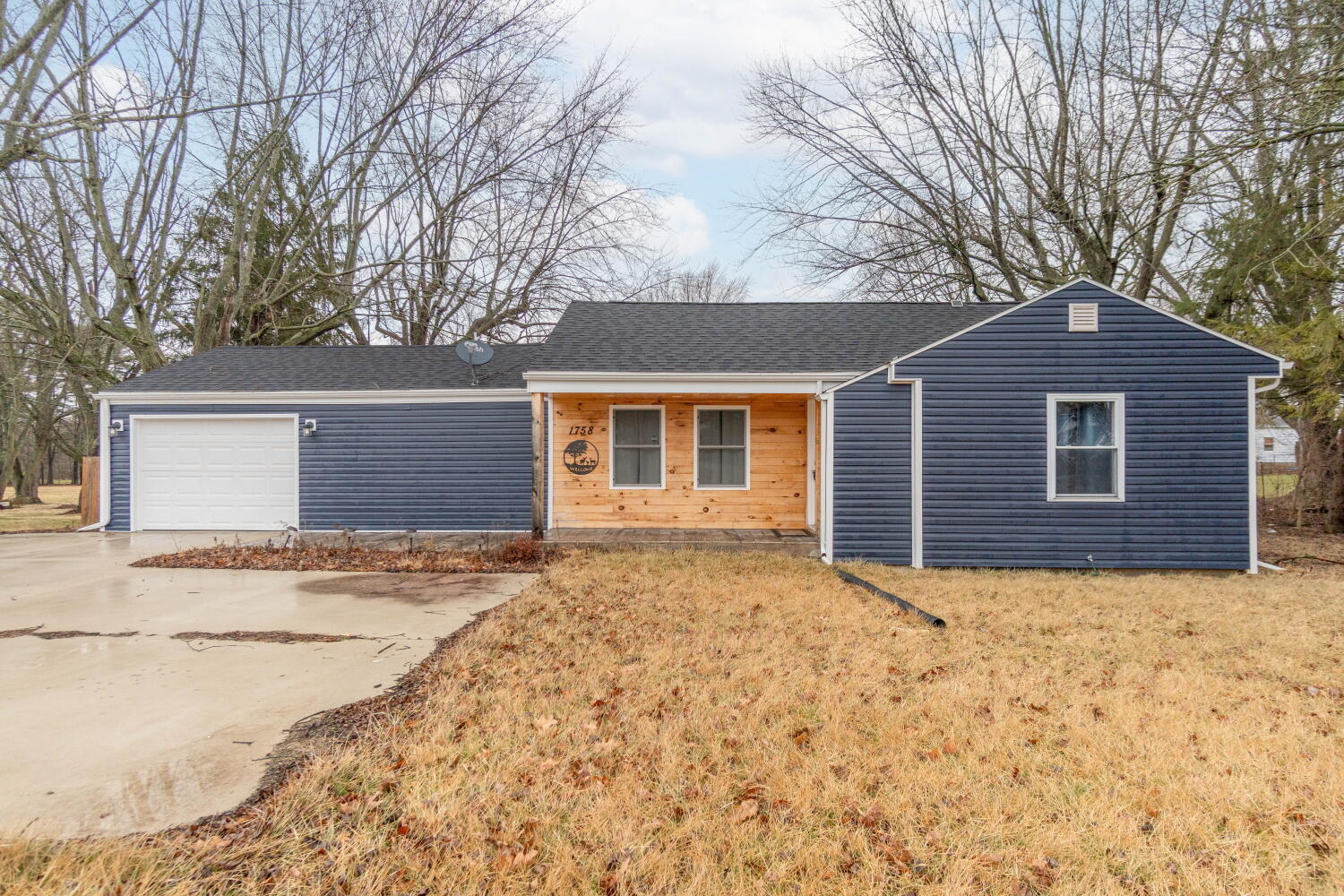 1758 Hume Property Photo 1