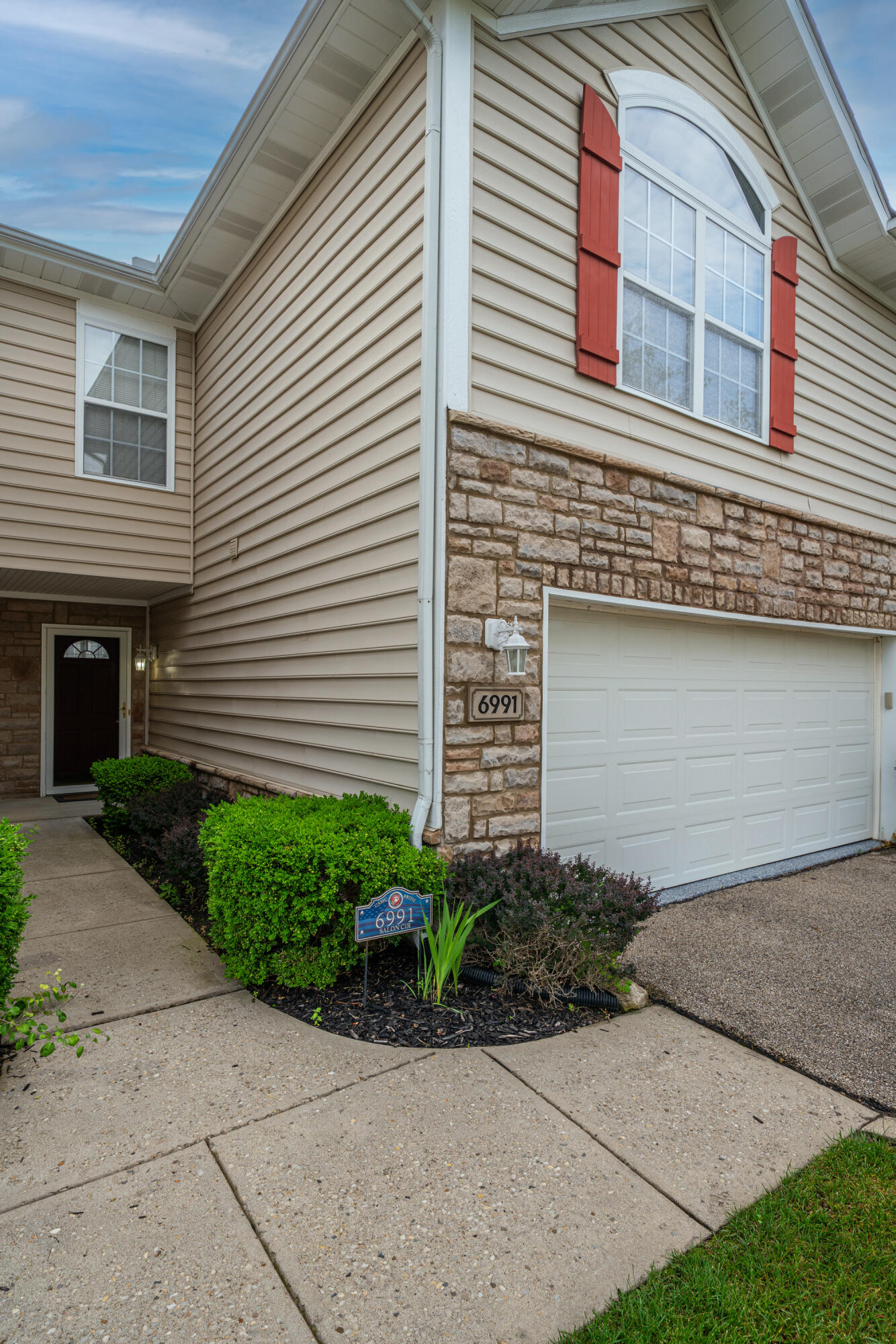 6991 Salon Property Photo 1