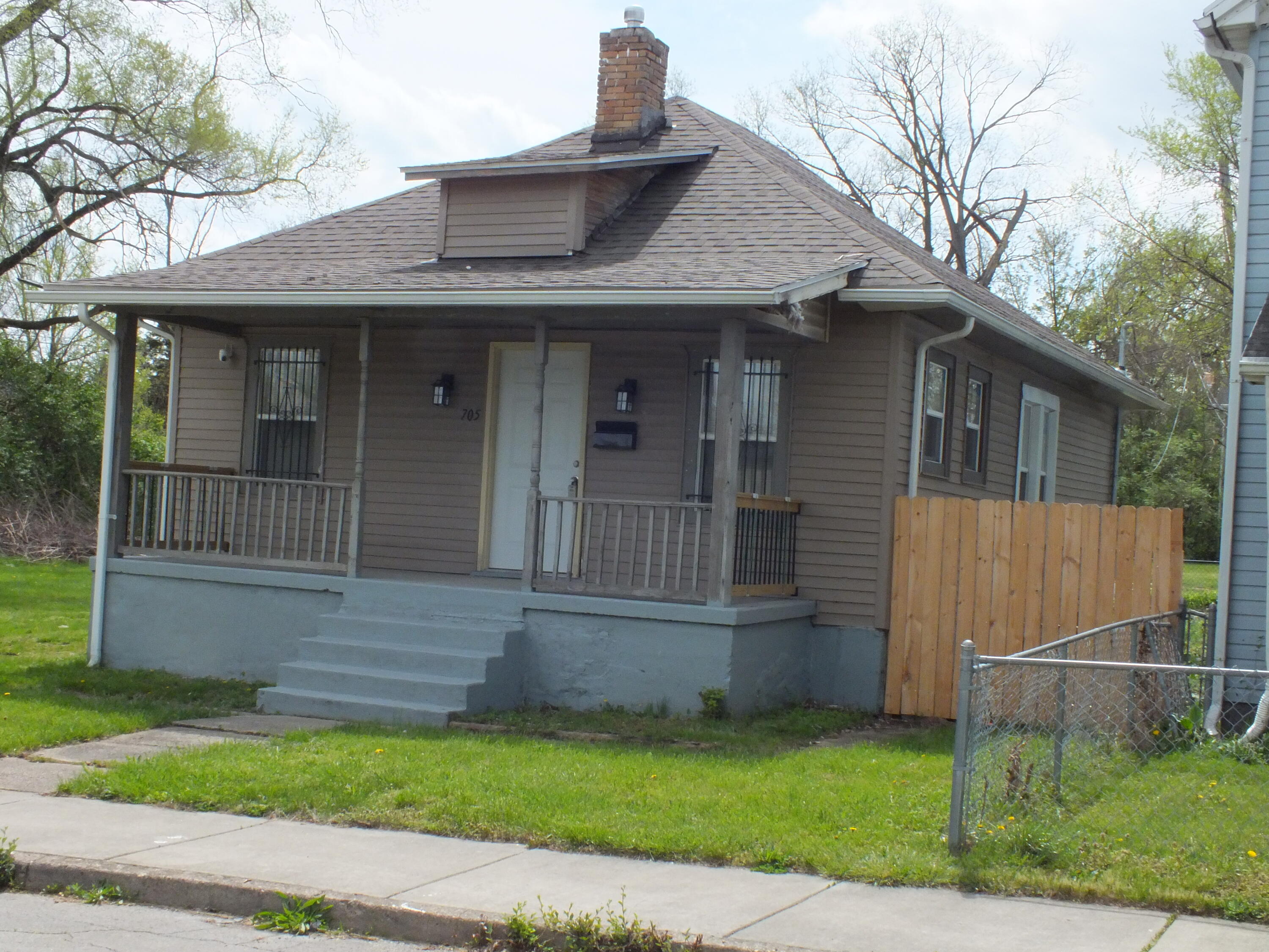 705 Clement Property Photo 1