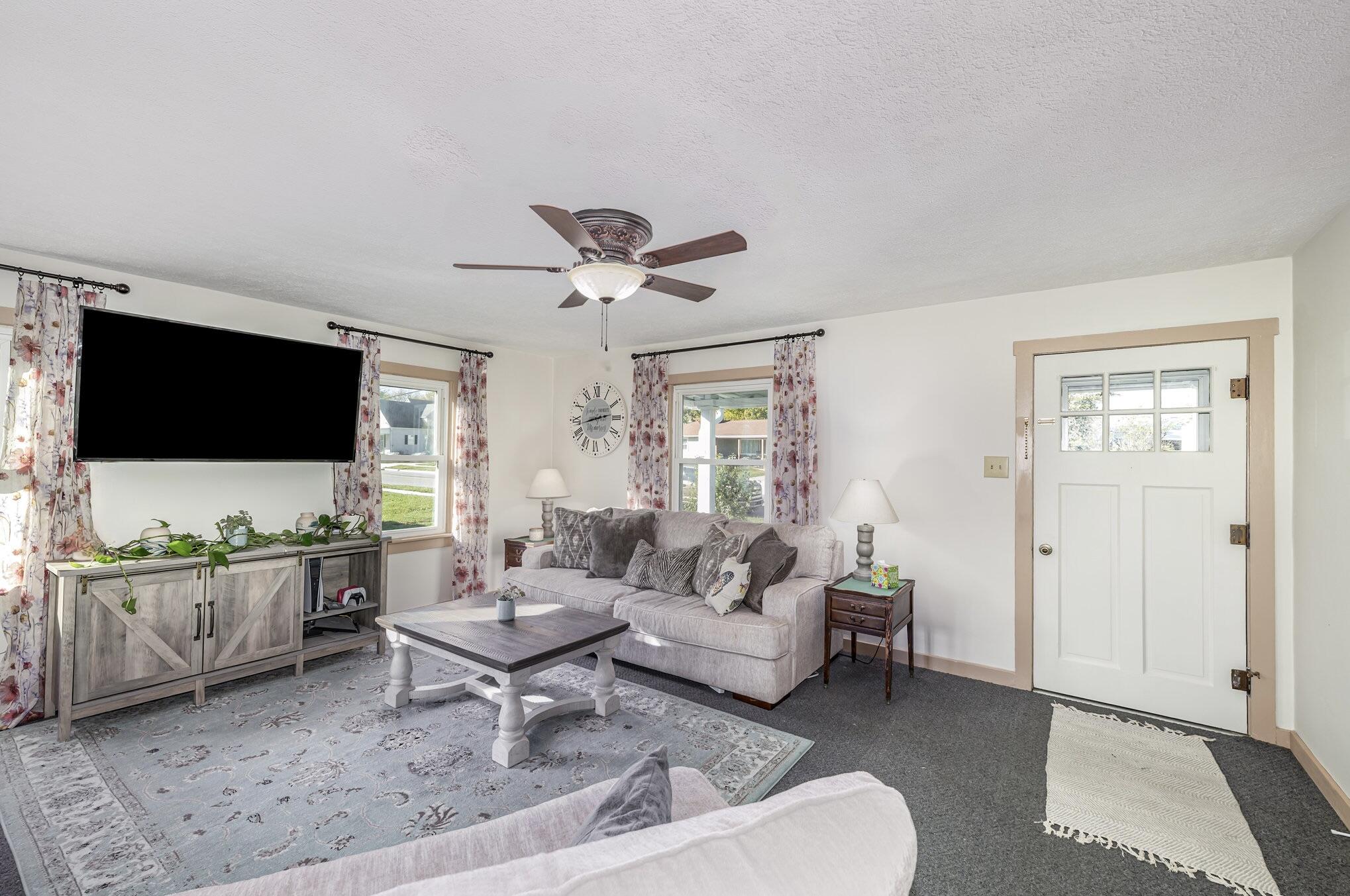 9 E Silver Street Property Photo 6