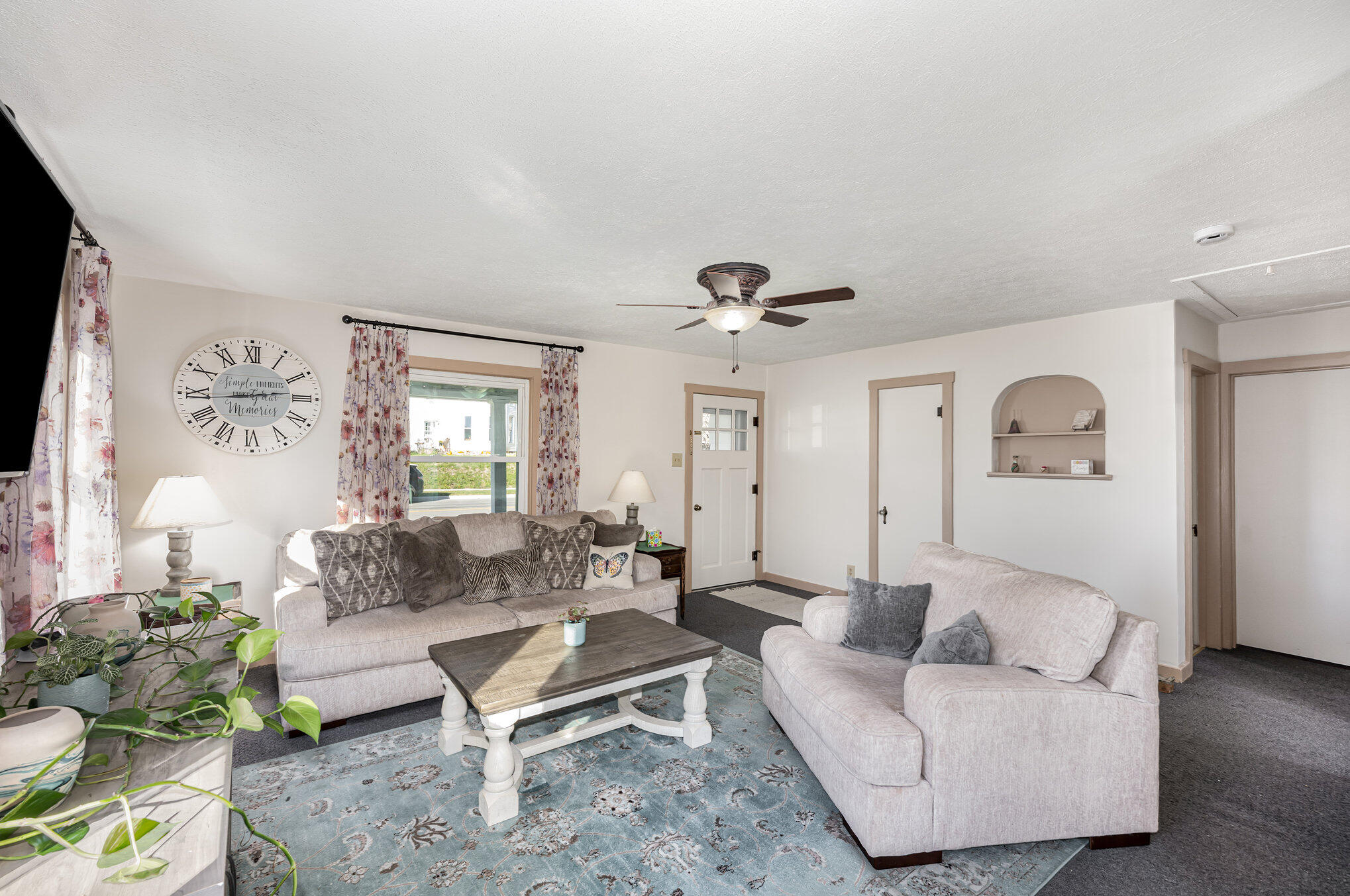 9 E Silver Street Property Photo 7