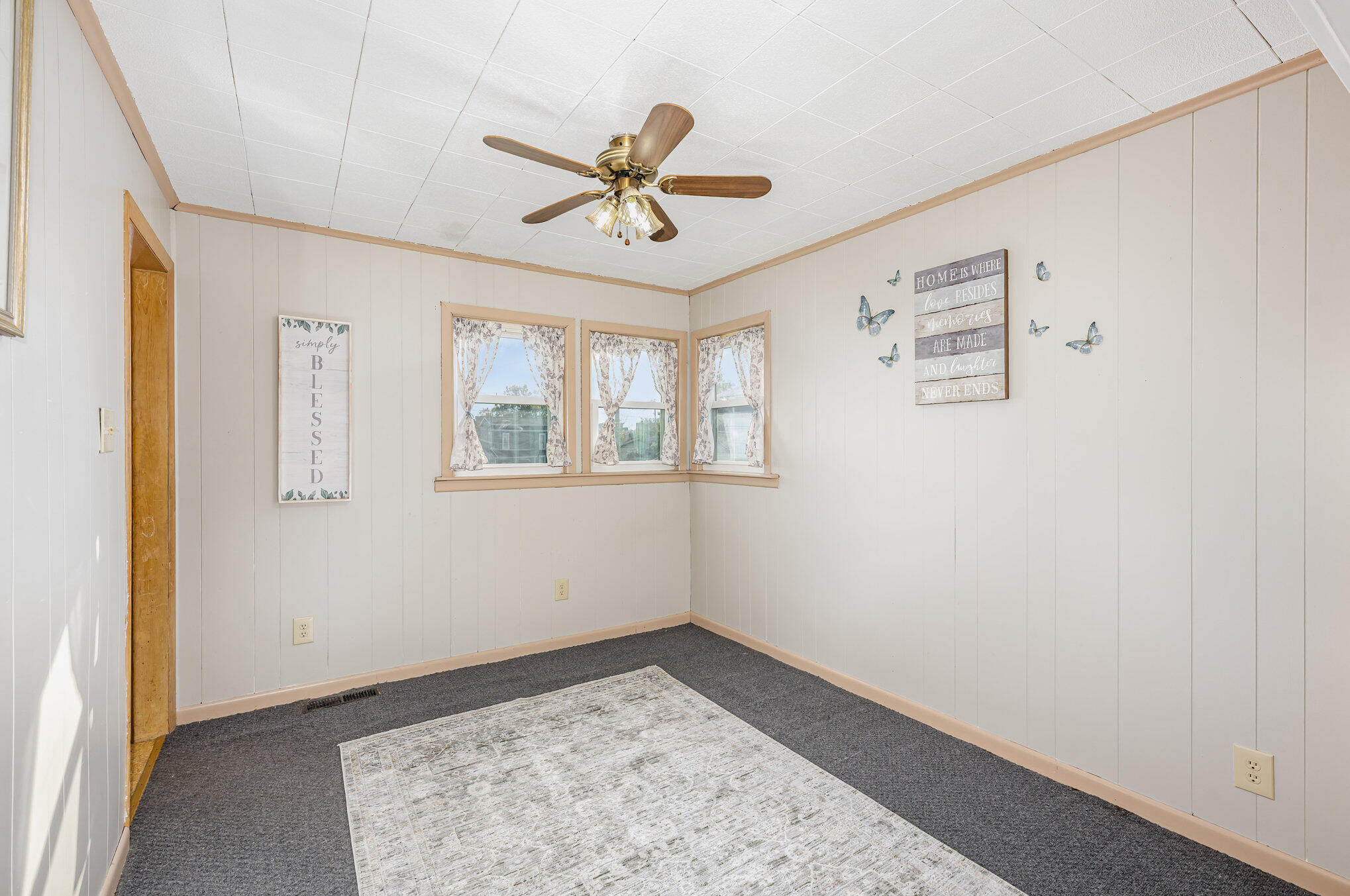 9 E Silver Street Property Photo 8