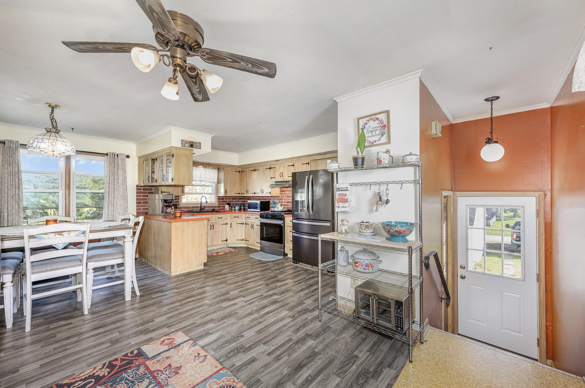 9 E Silver Street Property Photo 9