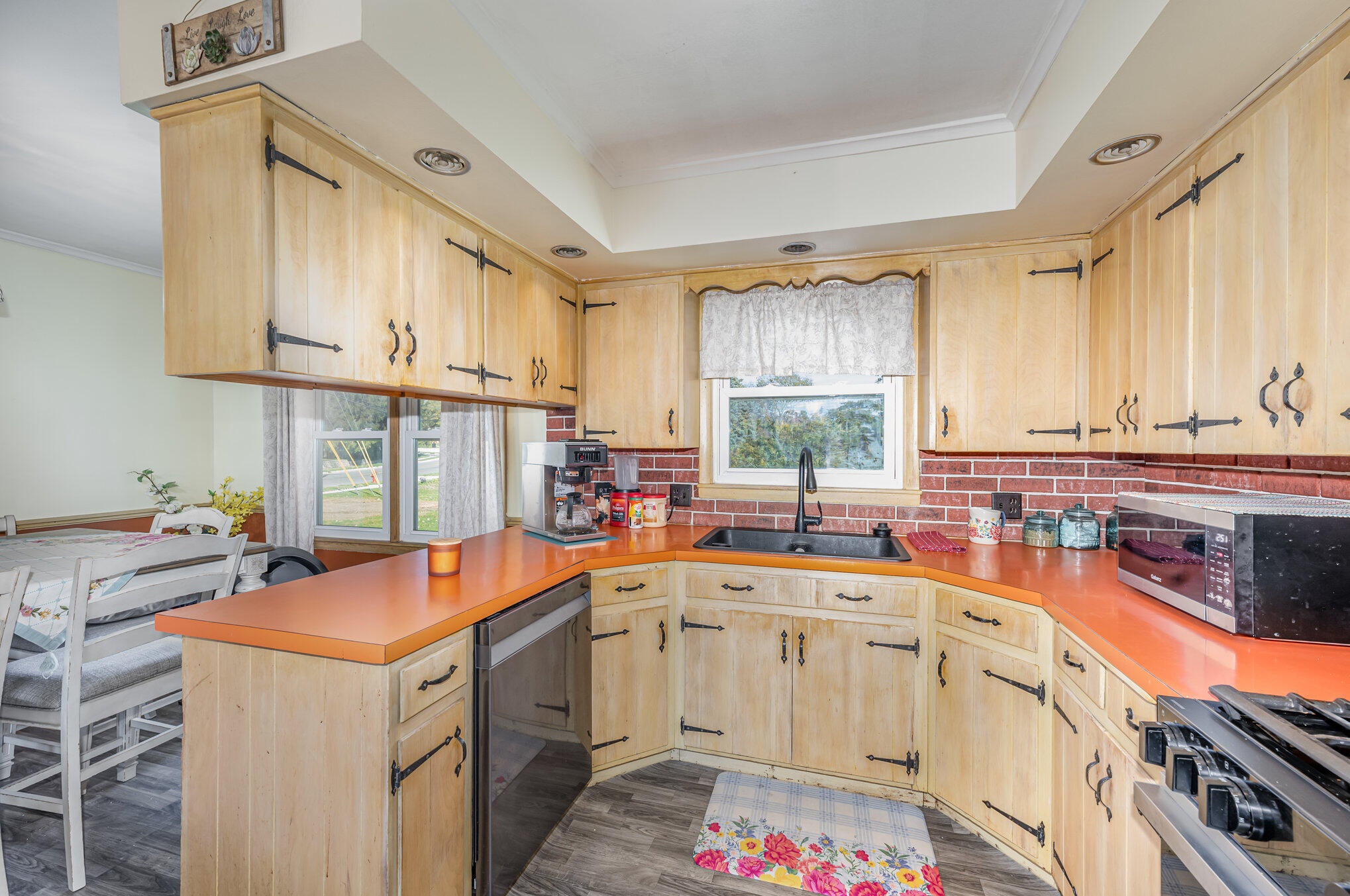 9 E Silver Street Property Photo 10