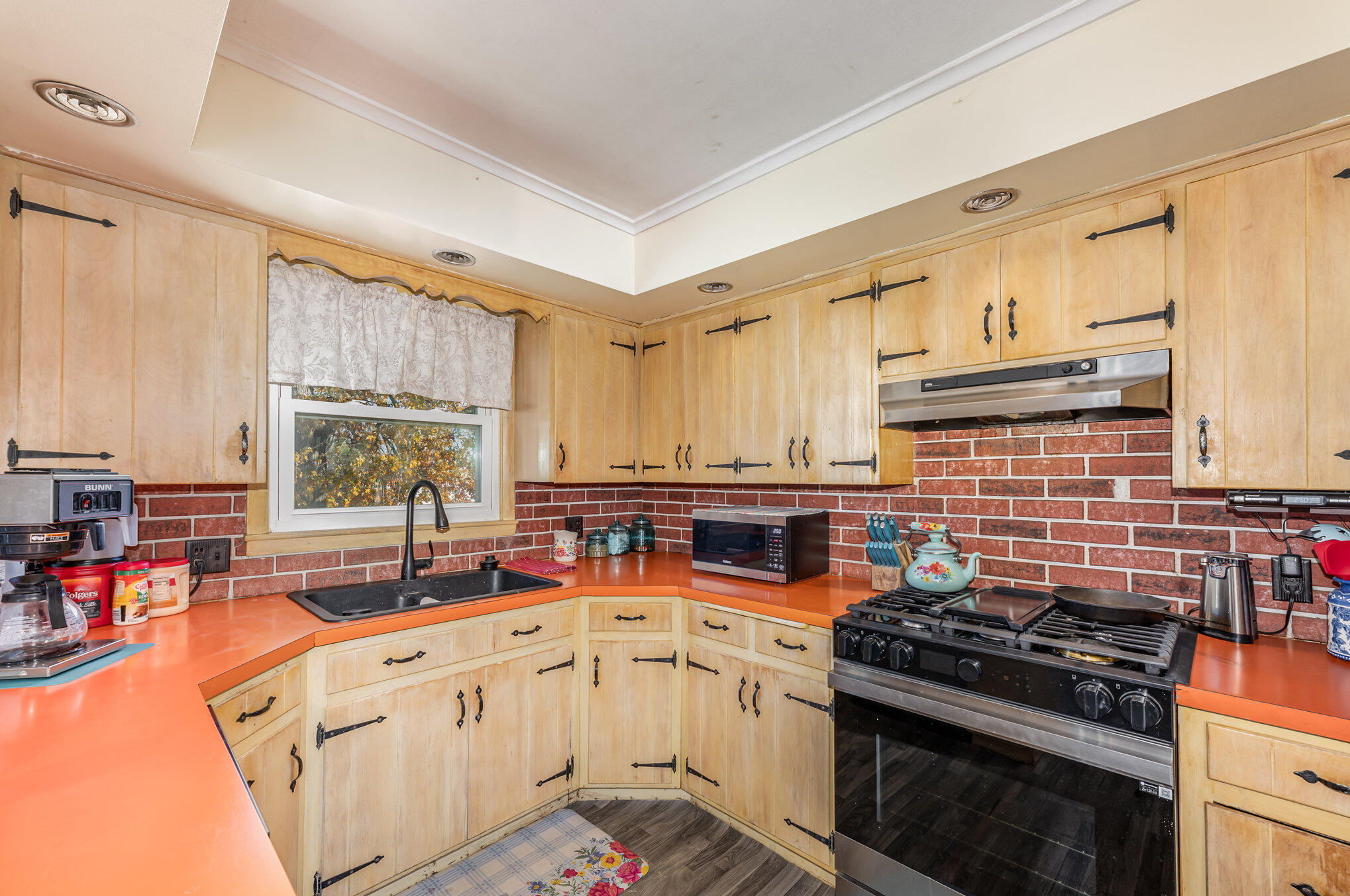 9 E Silver Street Property Photo 12