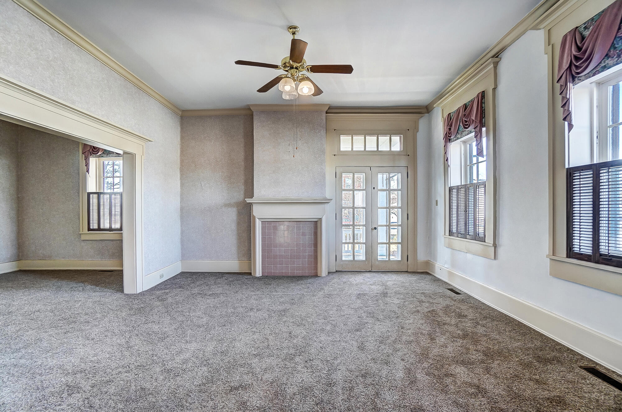 405 E Spring Street Property Photo 5
